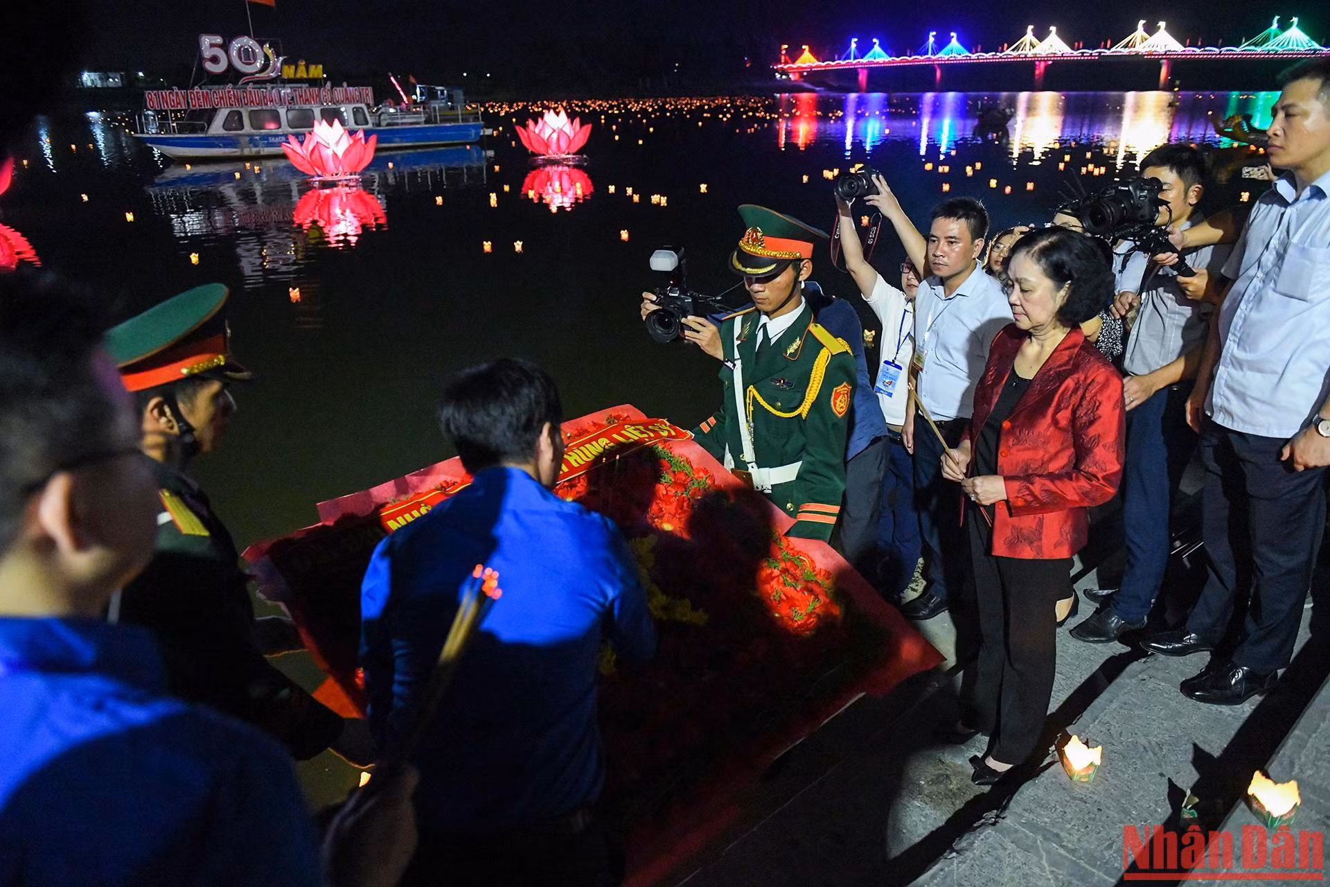 Ủy viên Bộ Chính trị, Bí thư Trung ương Đảng, Trưởng Ban Tổ chức Trung ương Trương Thị Mai và các vị lãnh đạo đến Bến thả hoa đăng trên sông Thạch Hãn thành kính tri ân, cầu nguyện đến các anh hùng, liệt sĩ.