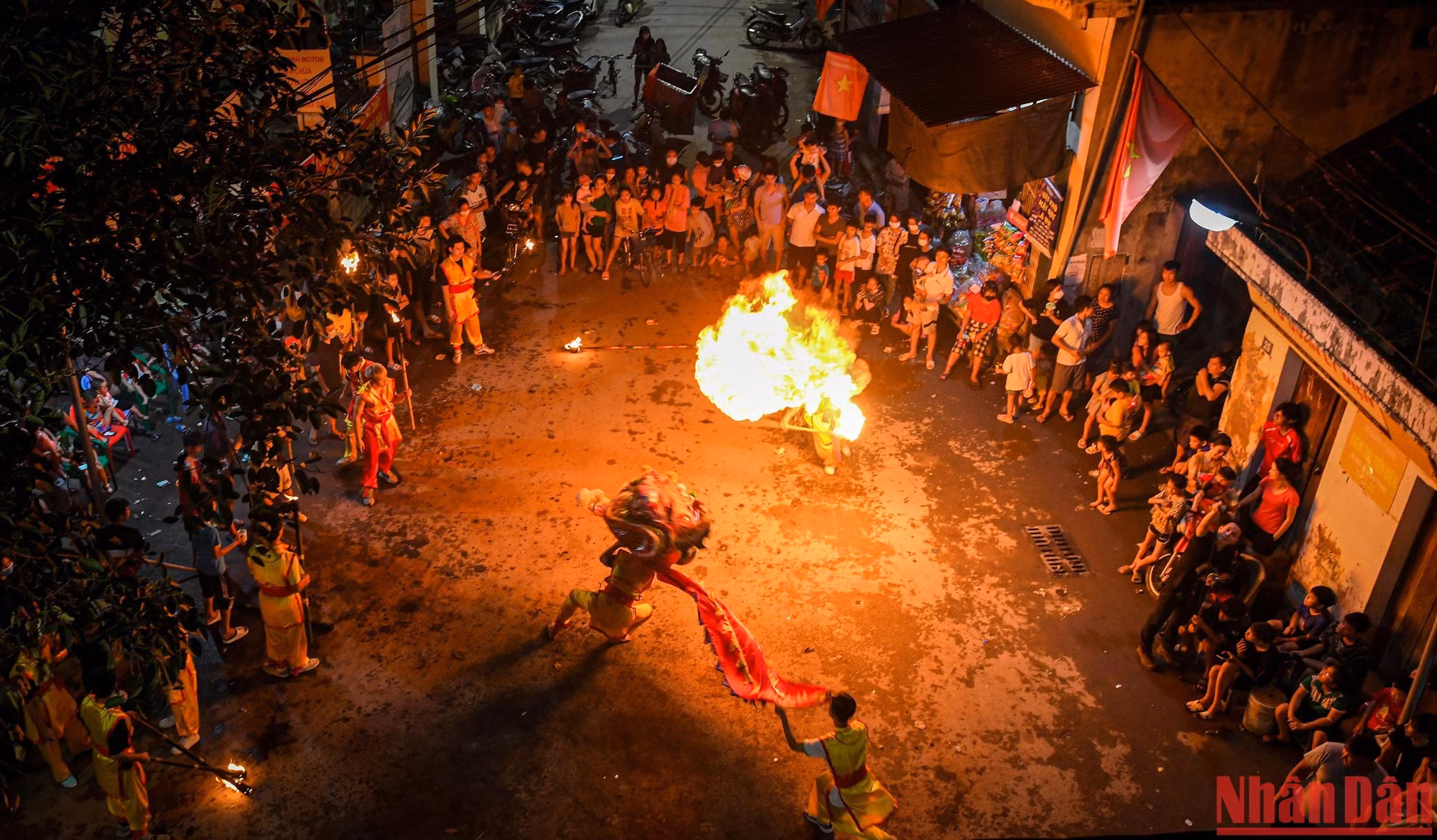 Đã như một nét truyền thống từ rất lâu, cứ mỗi dịp Trung thu, Đoàn Thanh niên tại thôn Cao Hạ lại lập nên đội múa lân gồm 15 thanh niên, chỉ có một đầu lân duy nhất nhưng cả thôn mỗi tối đều như là ngày đón Trung thu.