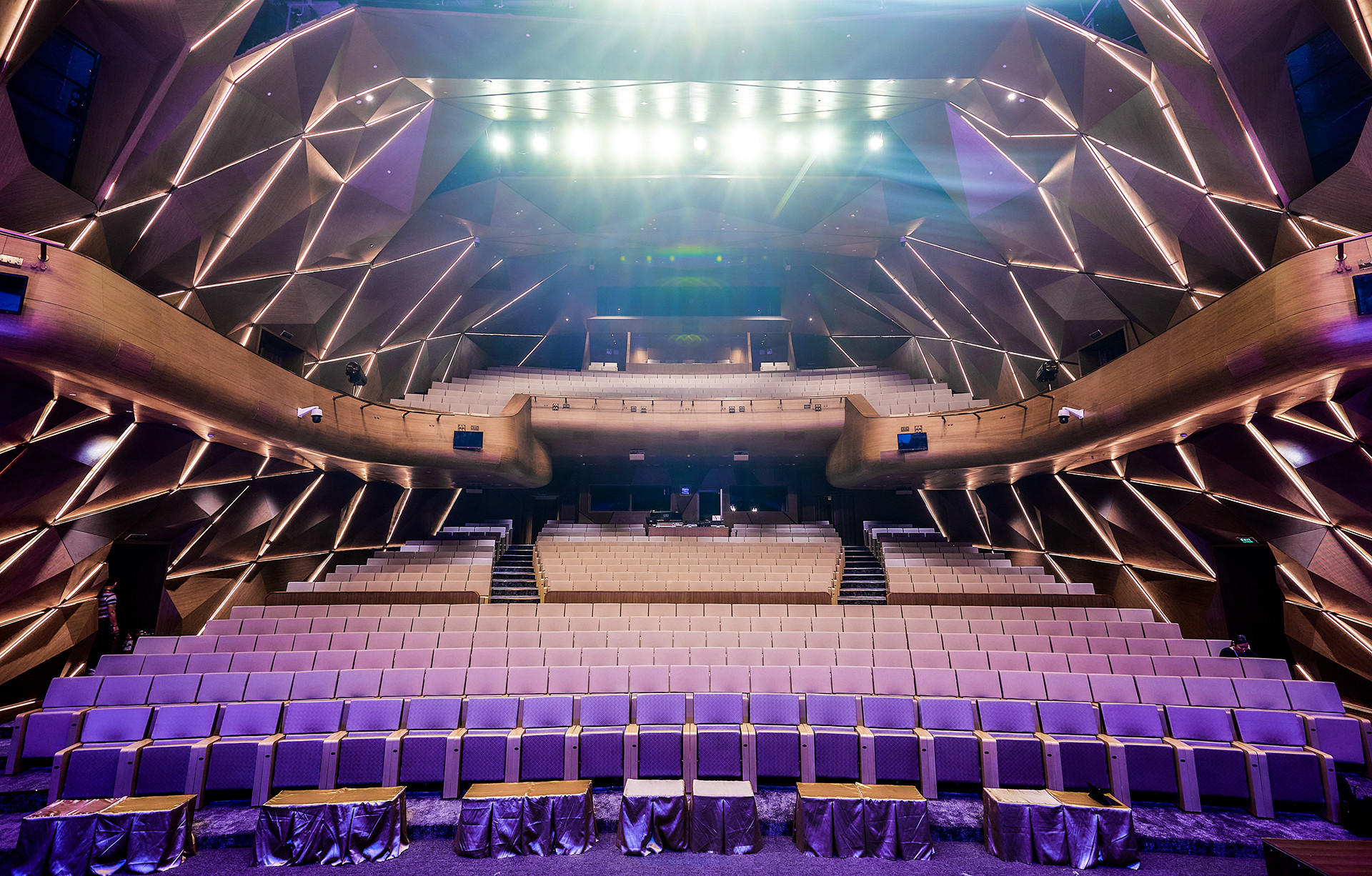 Hệ thống ánh sáng được lắp đặt bởi nhà thầu từng thi công hệ thống âm thanh, thiết bị sân khấu cho Nhà hát Metropolitan Opera (Mỹ), một trong 10 nhà hát nổi tiếng nhất thế giới.