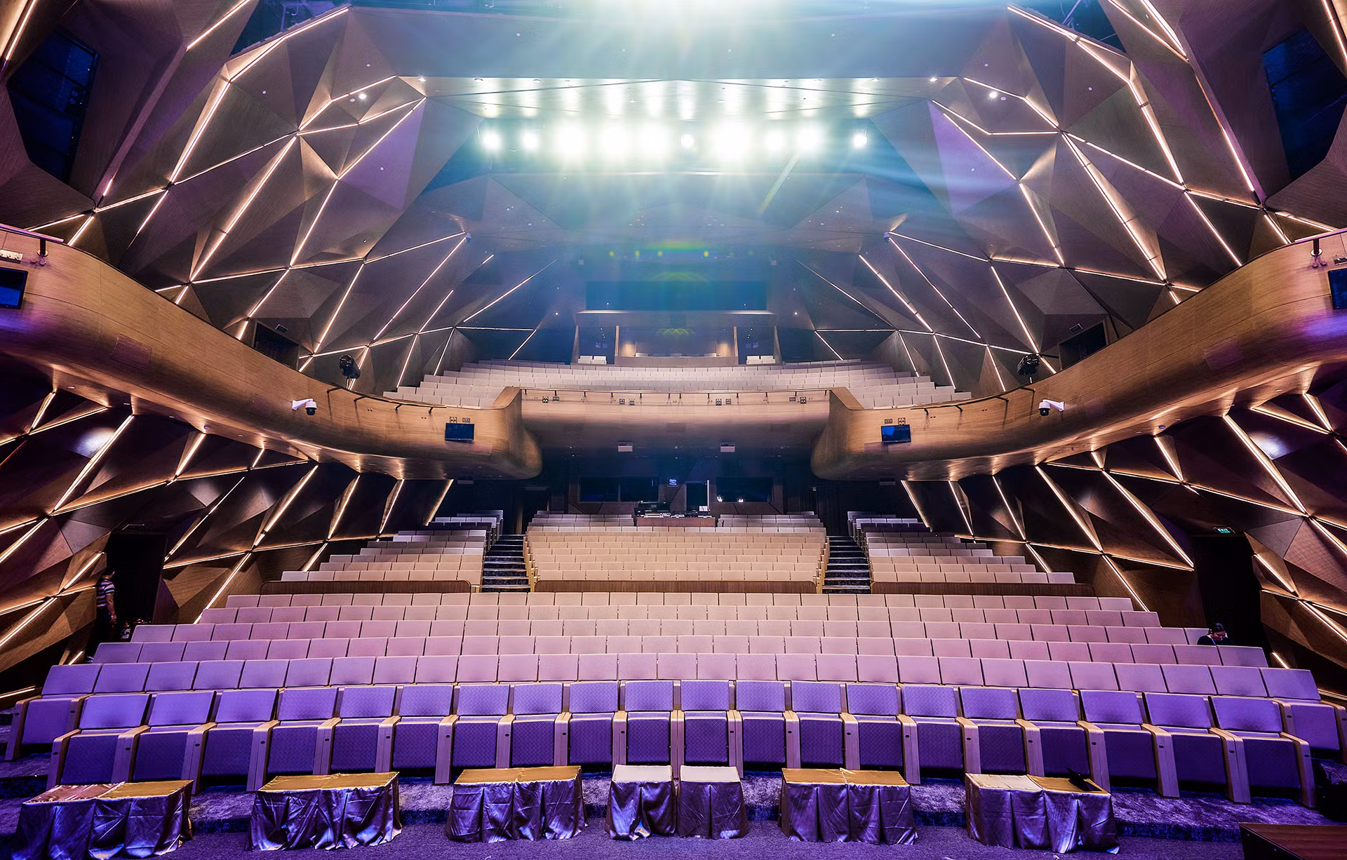 Hệ thống ánh sáng được lắp đặt bởi nhà thầu từng thi công hệ thống âm thanh, thiết bị sân khấu cho Nhà hát Metropolitan Opera (Mỹ), một trong 10 nhà hát nổi tiếng nhất thế giới.