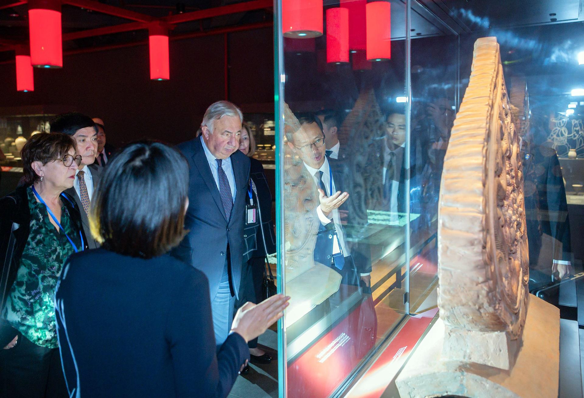 Chủ tịch Thượng viện Cộng hòa Pháp Gérard Larcher chiêm ngưỡng các hiện vật và những hình ảnh tái hiện đời sống của khu vực Hoàng Thành Thăng Long xưa kia. Chủ tịch Thượng viện Cộng hòa Pháp Gérard Larcher chiêm ngưỡng các hiện vật và những hình ảnh tái hiện đời sống của khu vực Hoàng Thành Thăng Long xưa kia.