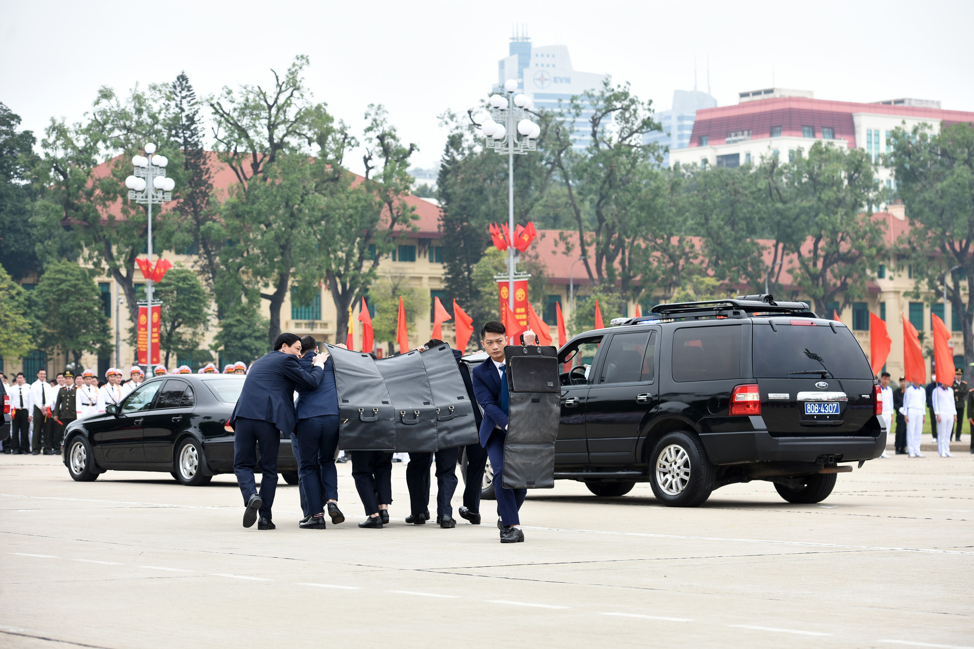 Trình diễn tiết mục bảo vệ yếu nhân tại hội thao. Trình diễn tiết mục bảo vệ yếu nhân tại hội thao.