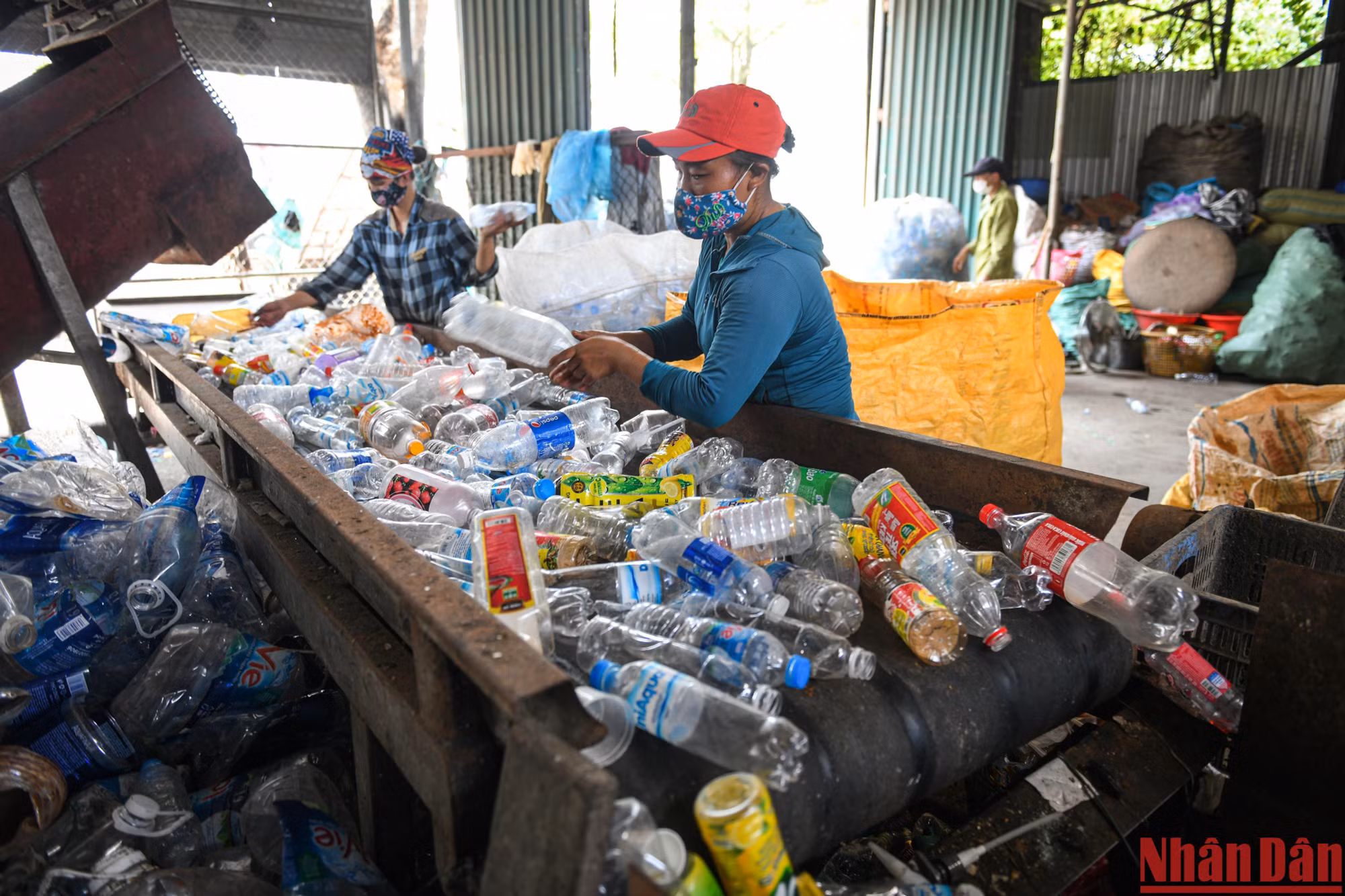 Hai nữ công nhân phân loại chai nhựa trên dây chuyền. Vài năm trở lại đây, hệ thống máy móc cũng được các chủ cơ sở đưa vào sử dụng nhằm nâng cao năng suất lao động. Hai nữ công nhân phân loại chai nhựa trên dây chuyền. Vài năm trở lại đây, hệ thống máy móc cũng được các chủ cơ sở đưa vào sử dụng nhằm nâng cao năng suất lao động.