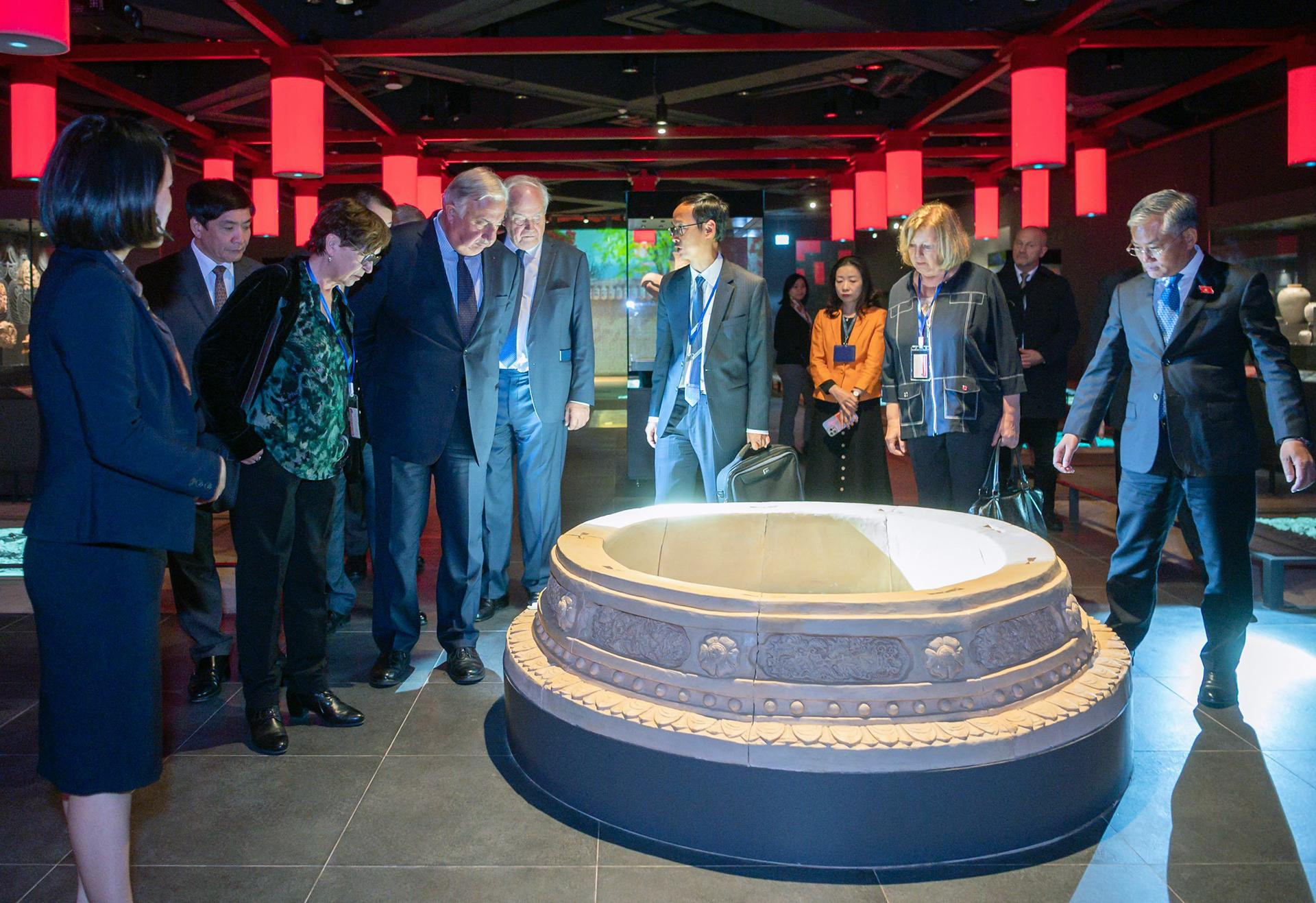 Chủ tịch Thượng viện Cộng hòa Pháp Gérard Larcher tham quan Khu trưng bày khảo cổ học dưới lòng đất của Nhà Quốc hội. Chủ tịch Thượng viện Cộng hòa Pháp Gérard Larcher tham quan Khu trưng bày khảo cổ học dưới lòng đất của Nhà Quốc hội.