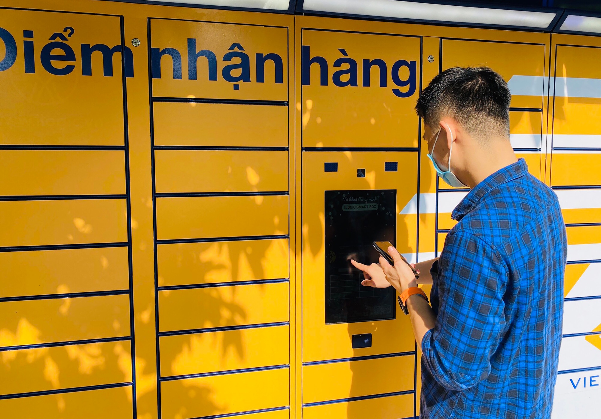 Với thế mạnh về mạng lưới, phương tiện vận chuyển chuyên dụng cùng với hệ thống hạ tầng công nghệ, logistic hiện đại bậc nhất và chiến lược chuyển đổi số sâu rộng trên tất cả các lĩnh vực, Vietnam Post đang dần hình thành hệ sinh thái khép kín trong lĩnh vực bưu chính chuyển phát từng bước khẳng định vị thế số 1 trong ngành dịch vụ vận tải, logistics và giao hàng chặng cuối. Với thế mạnh về mạng lưới, phương tiện vận chuyển chuyên dụng cùng với hệ thống hạ tầng công nghệ, logistic hiện đại bậc nhất và chiến lược chuyển đổi số sâu rộng trên tất cả các lĩnh vực, Vietnam Post đang dần hình thành hệ sinh thái khép kín trong lĩnh vực bưu chính chuyển phát từng bước khẳng định vị thế số 1 trong ngành dịch vụ vận tải, logistics và giao hàng chặng cuối.