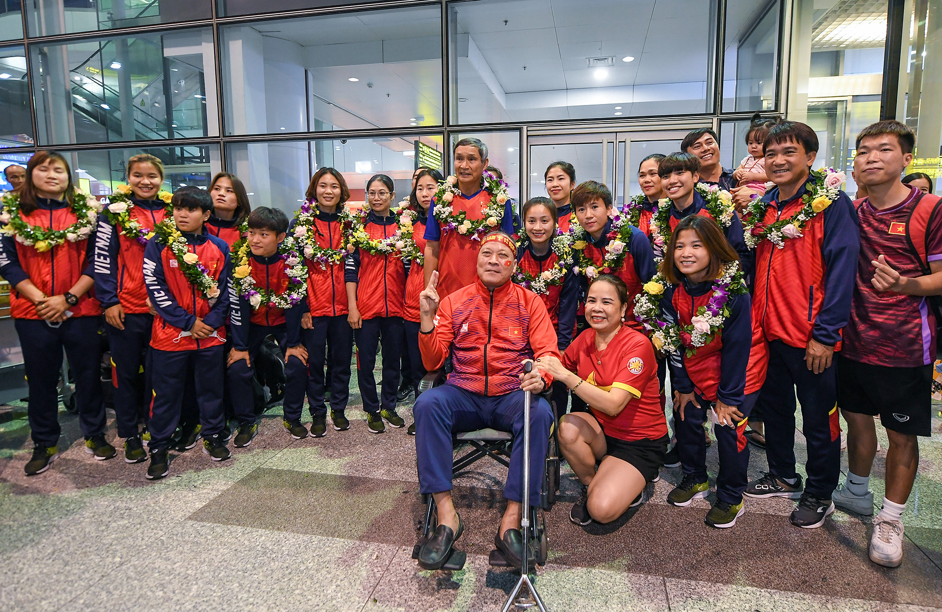 [Ảnh] Tuyển bóng đá nữ Việt Nam về nước dưới sự đón chào nồng nhiệt của cổ động viên ảnh 8