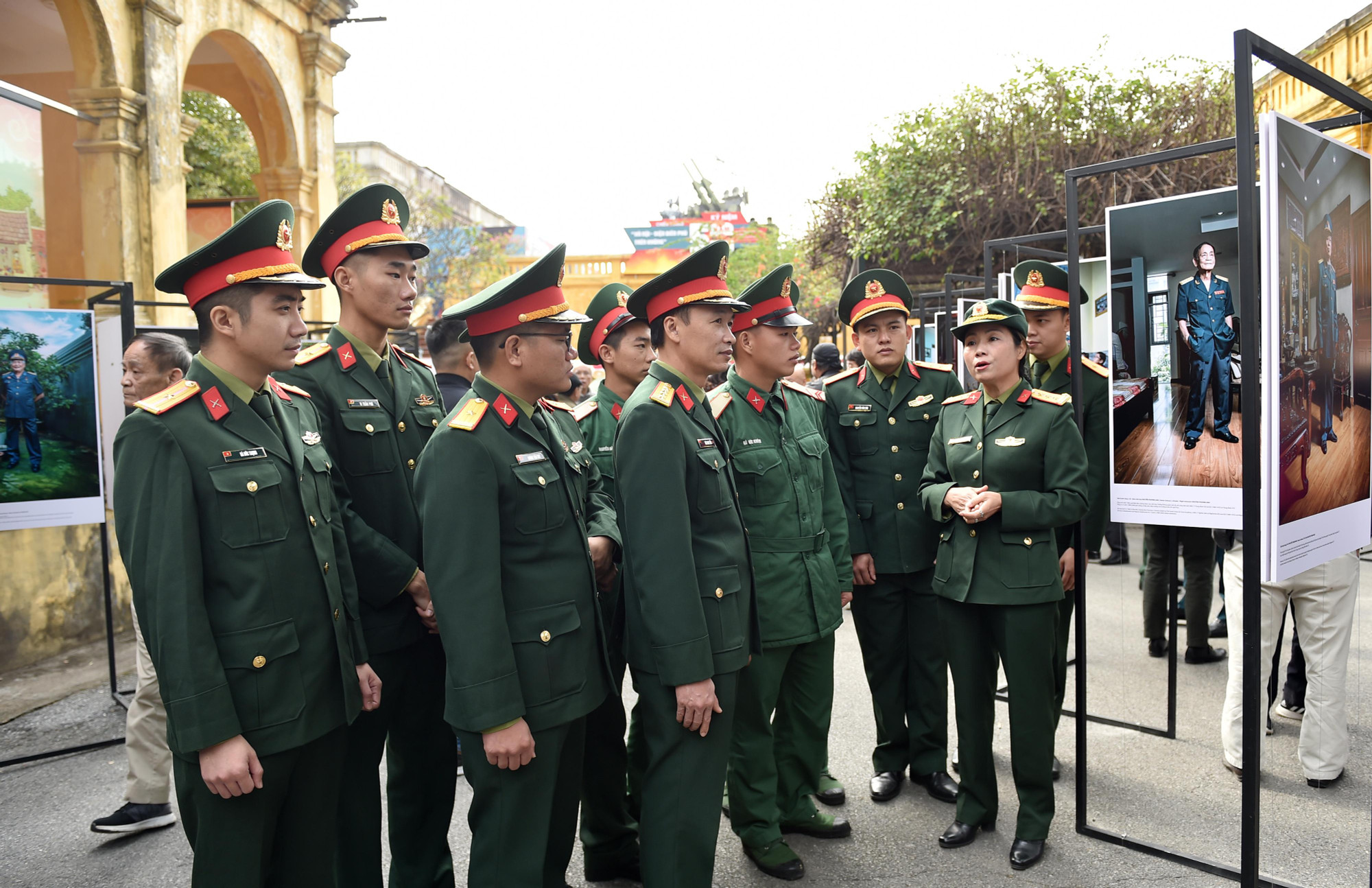 Lực lượng quân nhân đến tham quan triển lãm.