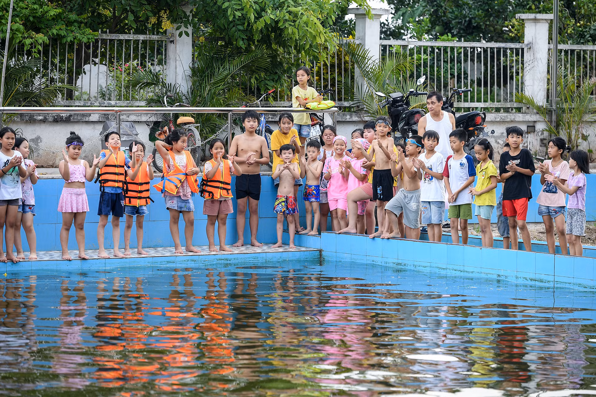 [Ảnh] Biến ao làng thành bể bơi miễn phí cho trẻ ảnh 4