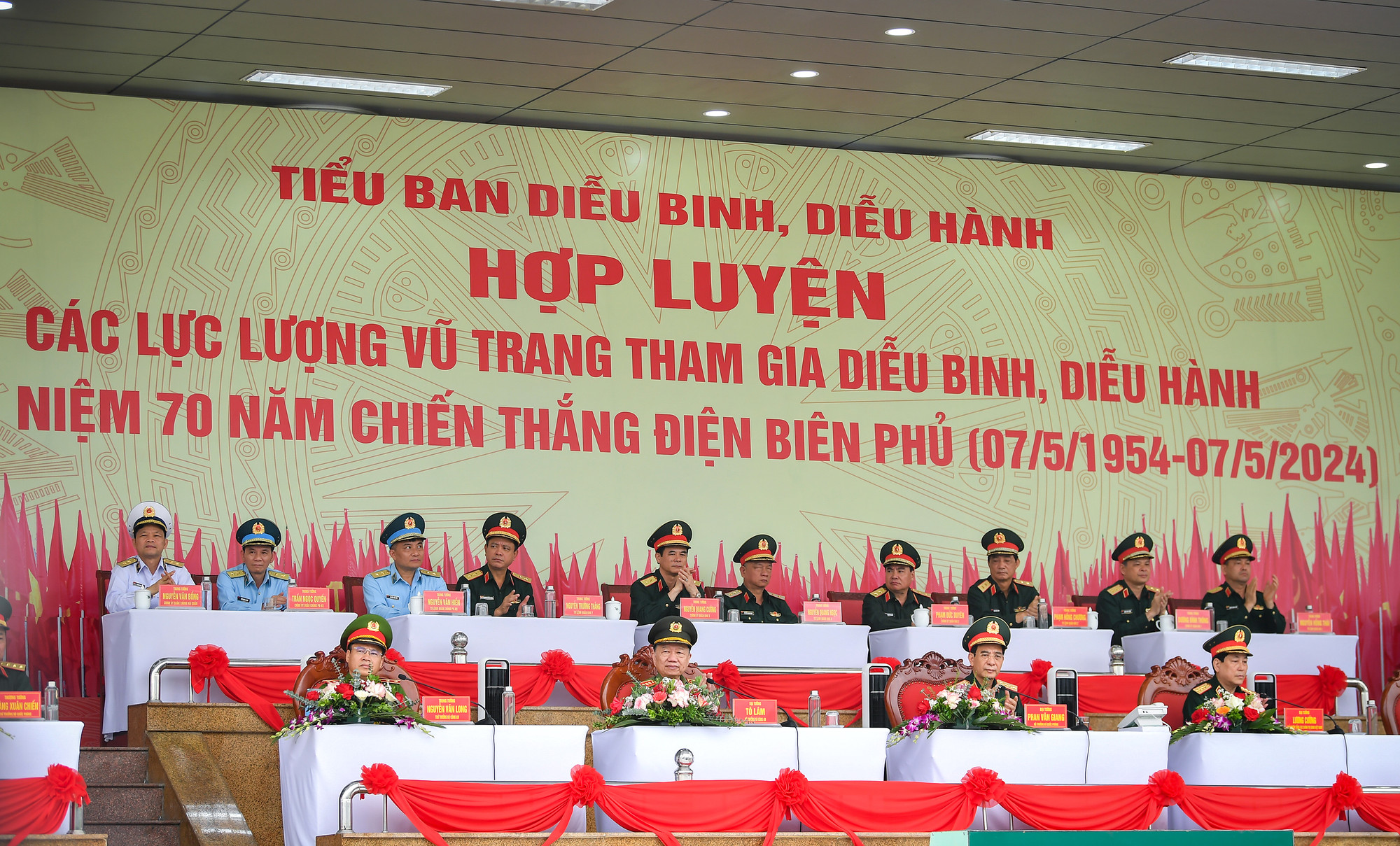 [Ảnh] Hợp luyện diễu binh, diễu hành kỷ niệm 70 năm Chiến thắng Điện Biên Phủ ảnh 1