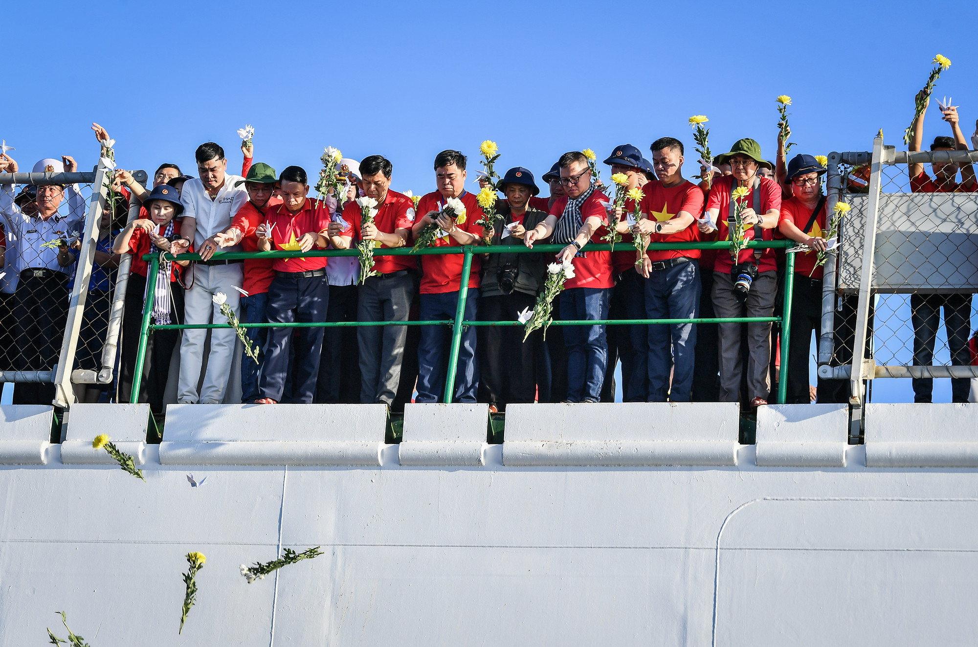 Những bông hoa cúc vàng được các đại biểu thả xuống biển tưởng nhớ đến các liệt sĩ đã vì Tổ quốc mà hy sinh, nằm lại nơi biển cả xa xôi.