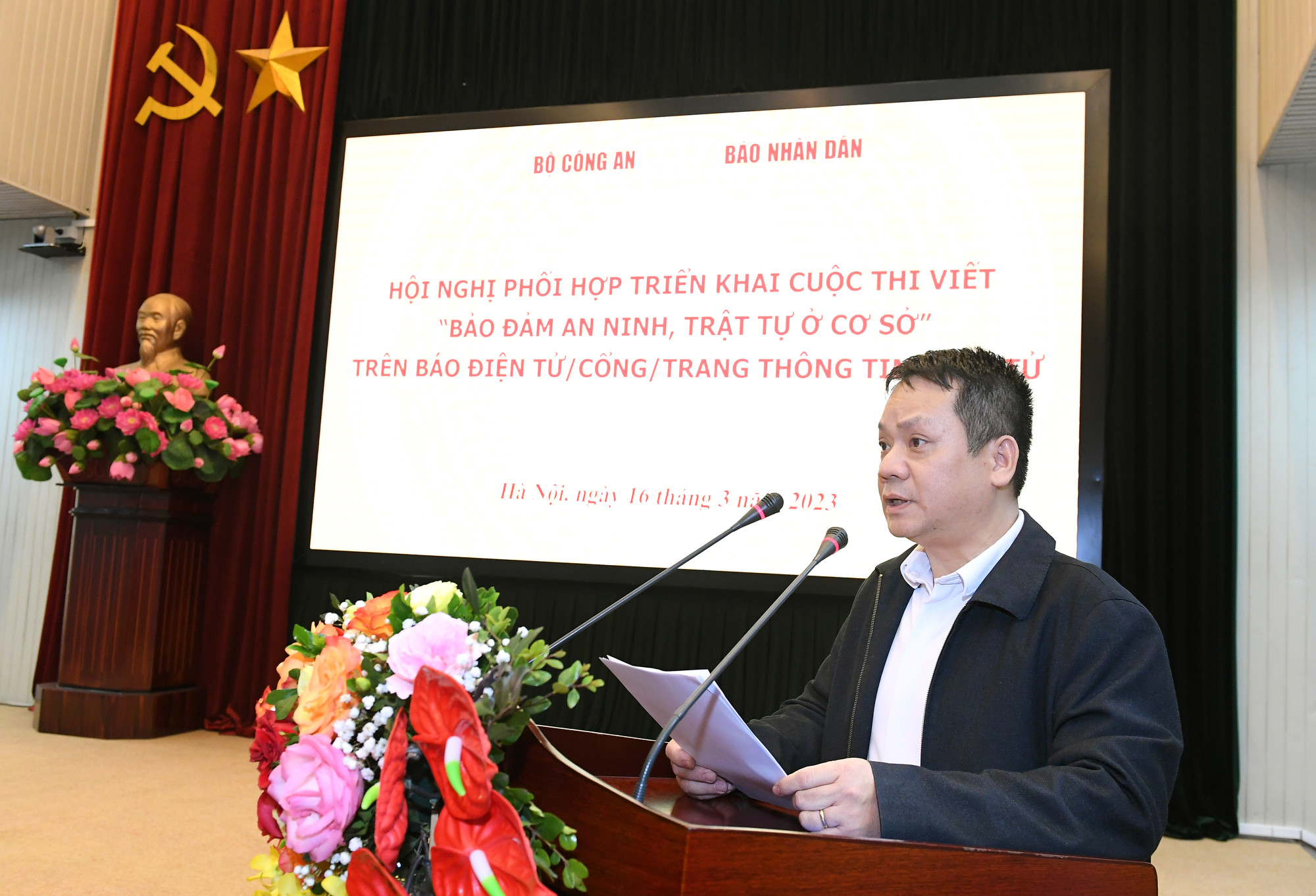 Nhà báo Phạm Song Hà, Ủy viên Ban Biên tập, Trưởng Ban Chính trị-Xã hội, Báo Nhân Dân giới thiệu thành phần tham dự Hội nghị.