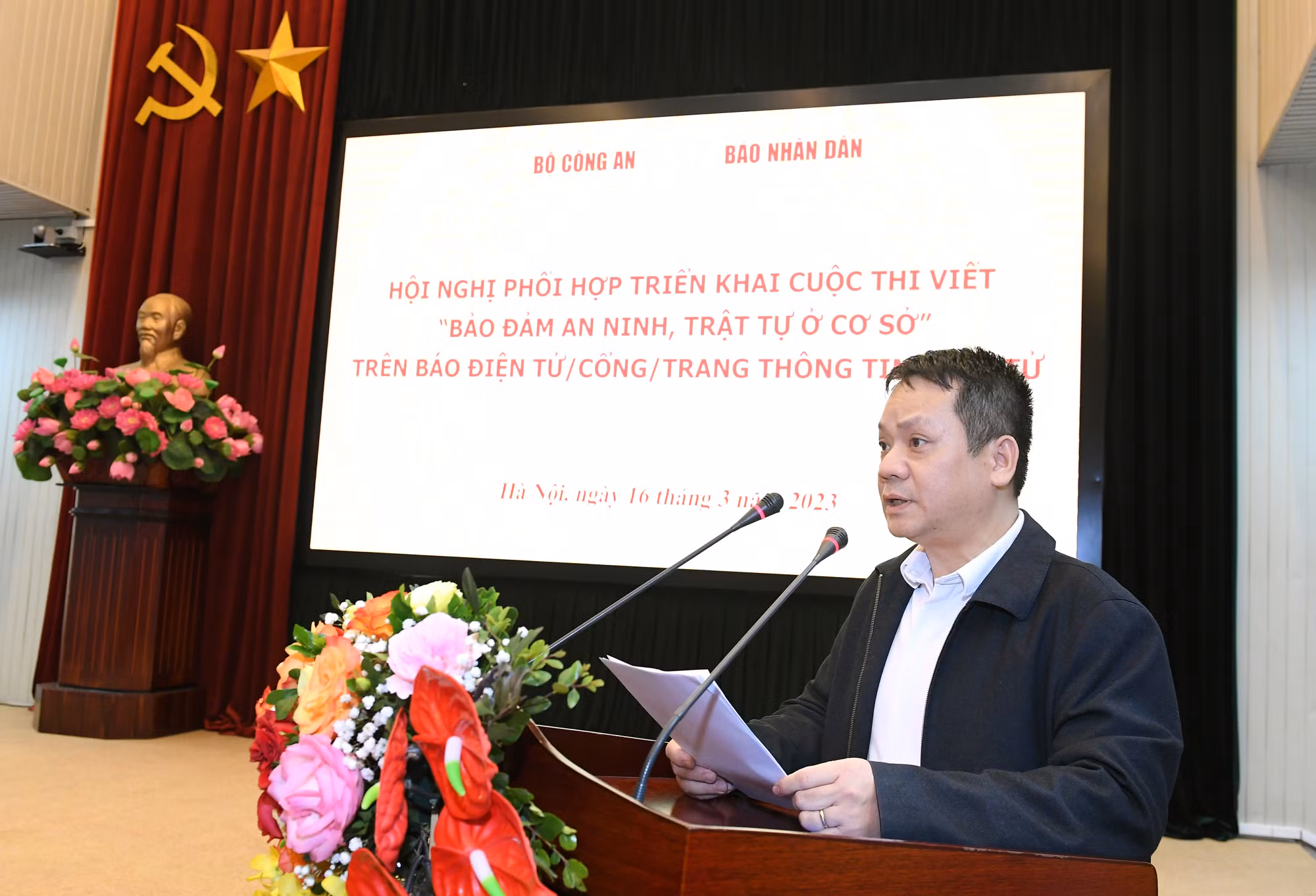 Nhà báo Phạm Song Hà, Ủy viên Ban Biên tập, Trưởng Ban Chính trị-Xã hội, Báo Nhân Dân giới thiệu thành phần tham dự Hội nghị.