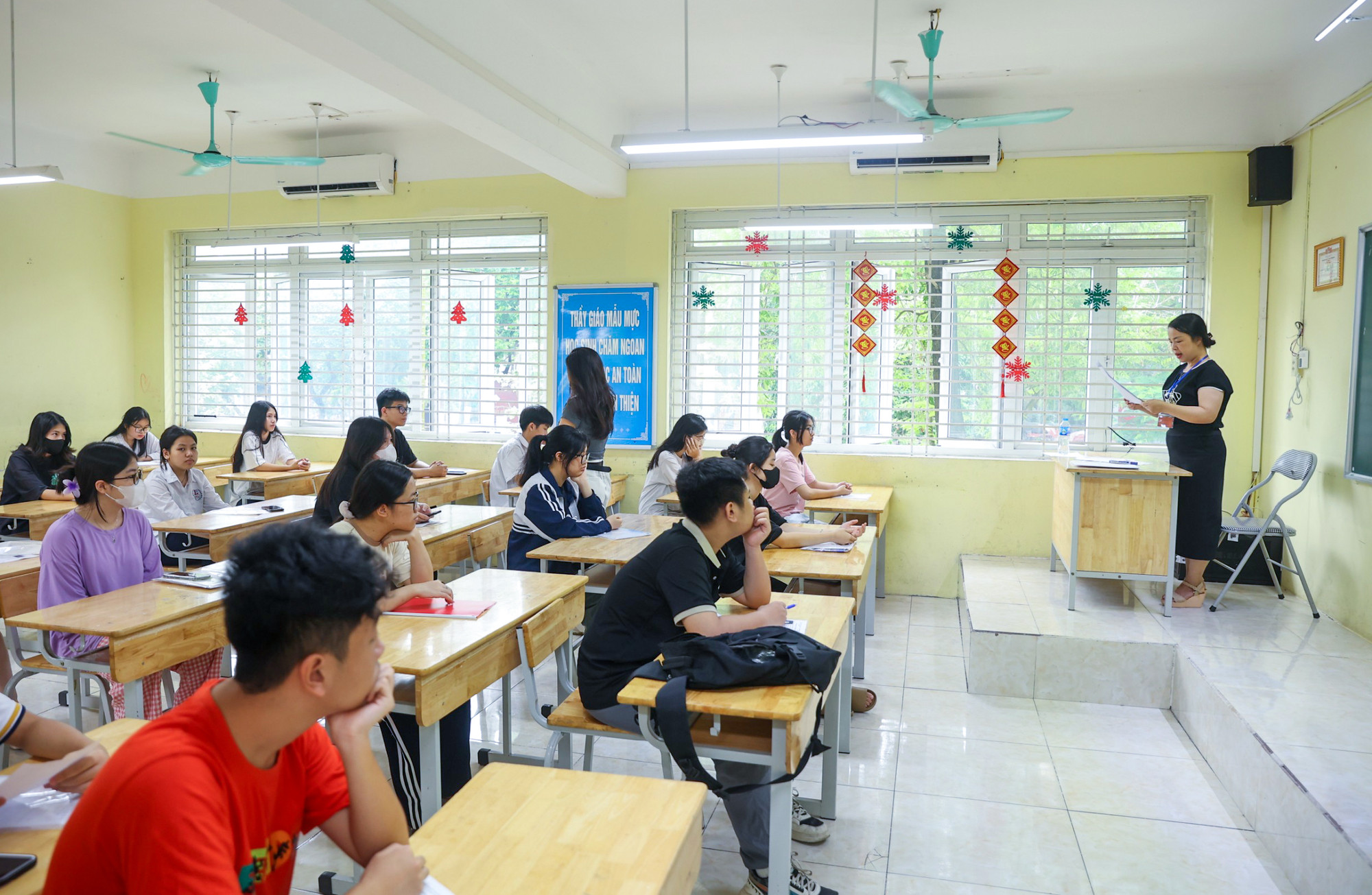 [Ảnh] Các sĩ tử Thủ đô trong ngày làm thủ tục tuyển sinh vào lớp 10 ảnh 6