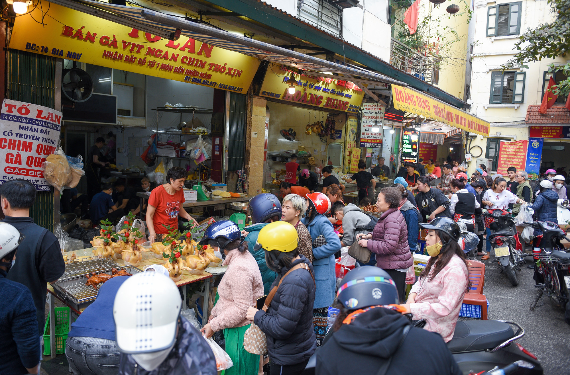 Ngày ông Công ông Táo tại phố Gia Ngư - chợ Hàng Bè (quận Hoàn Kiếm, Hà Nội) trở nên đông đúc, người dân sống tại các quận trung tâm Hà Nội ghé qua nơi đây để sắm những món đồ phục vụ mâm cỗ cúng.