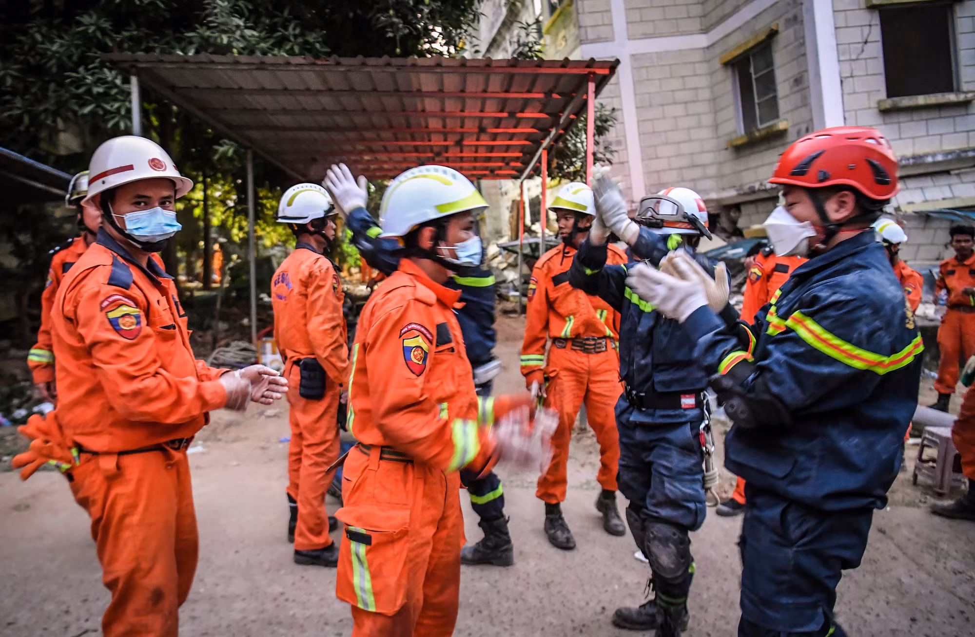 Xóa nhòa mọi ranh giới, niềm vui khi đưa nạn nhân ra khỏi hiện trường, lực lượng cứu hộ 2 nước hân hoan vỗ tay, ôm nhau như người một nhà.