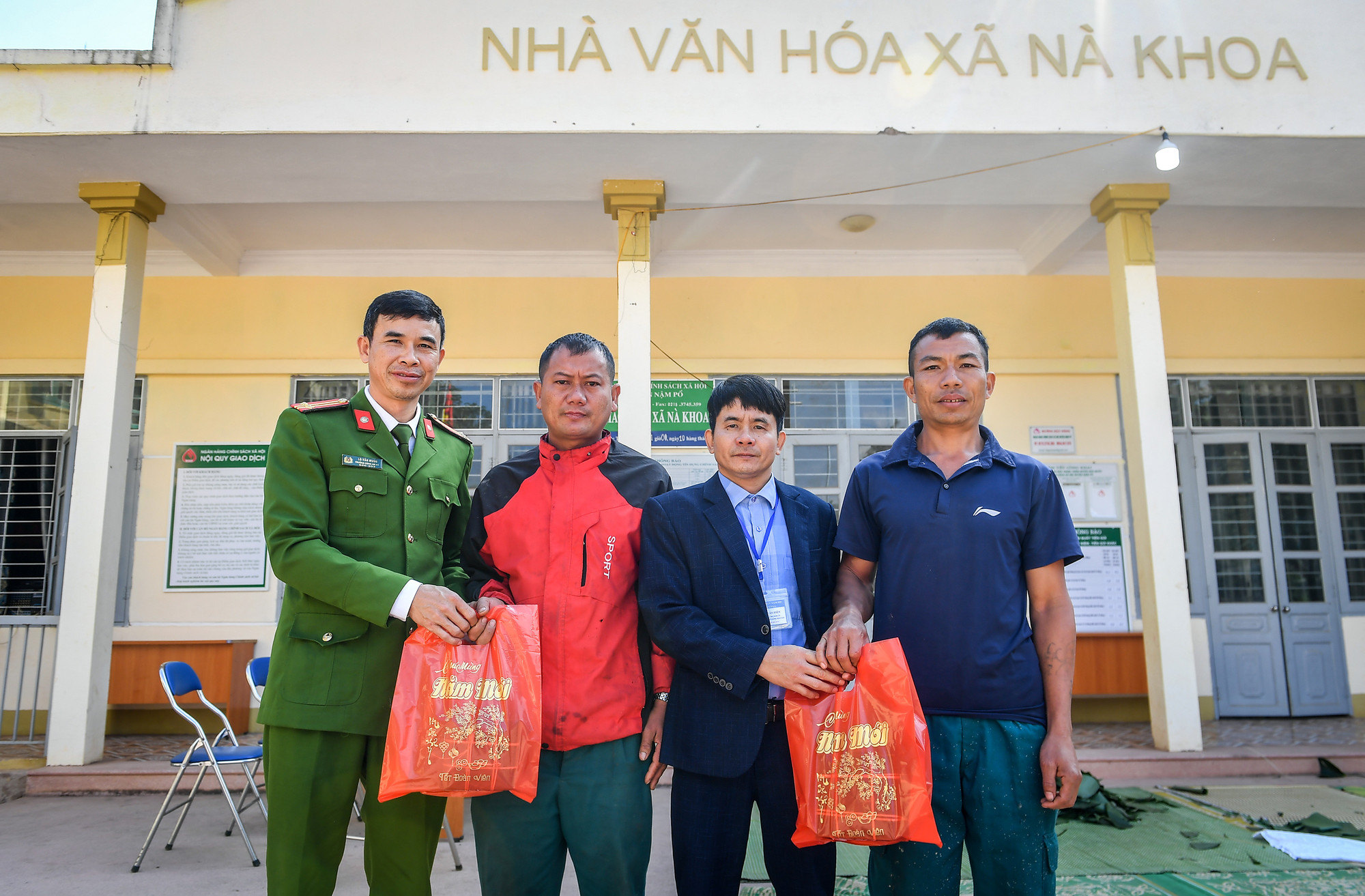 [Ảnh] Những bếp lửa "nghĩa tình" nấu bánh chưng xanh ở Nậm Pồ ảnh 18