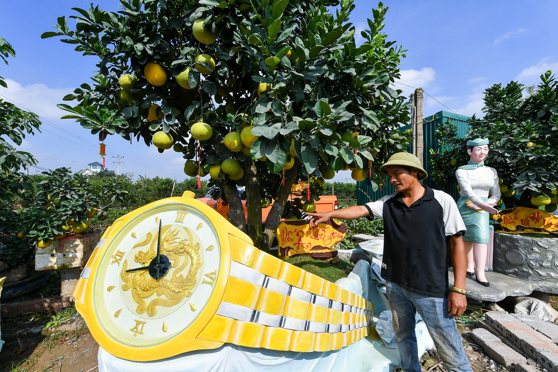 Đất Văn Giang (Hưng Yên) với truyền thống trồng cây cảnh lâu năm, rất nhiều nhà vườn đã thành công và có tiếng nên tôi cần phải tạo ra được những sản phẩm khác biệt đem ra ngoài thị trường. Tác phẩm trong ảnh với tên gọi "Dấu ấn thời gian" được dựng lên với một chiếc đồng hồ khổng lồ. Điều đặc biệt đó là chiếc đồng hồ này chạy giờ bình thường do chủ vườn đã mua riêng một bộ máy đồng hồ lắp đặt phía bên trong.