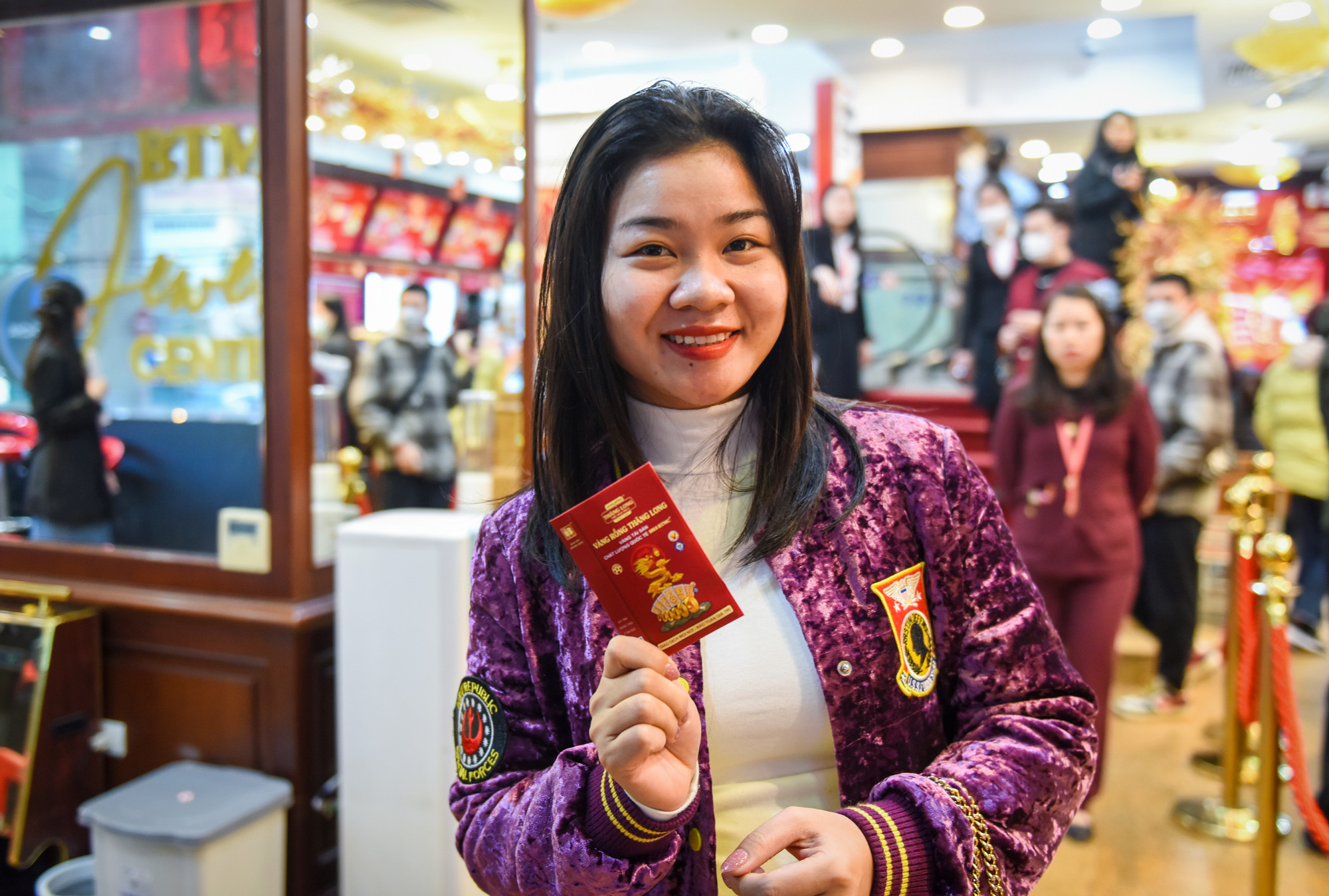 "Đầu năm mua được vàng cũng như sẽ rước được tài lộc về nhà. Bởi vậy, từ nhiều năm nay tôi vẫn giữ thói quen mua vàng trong ngày vía Thần tài", một khách hàng hồ hởi chia sẻ khi bước ra khỏi cửa hàng vàng bạc, đá quý Bảo Tín Minh Châu.