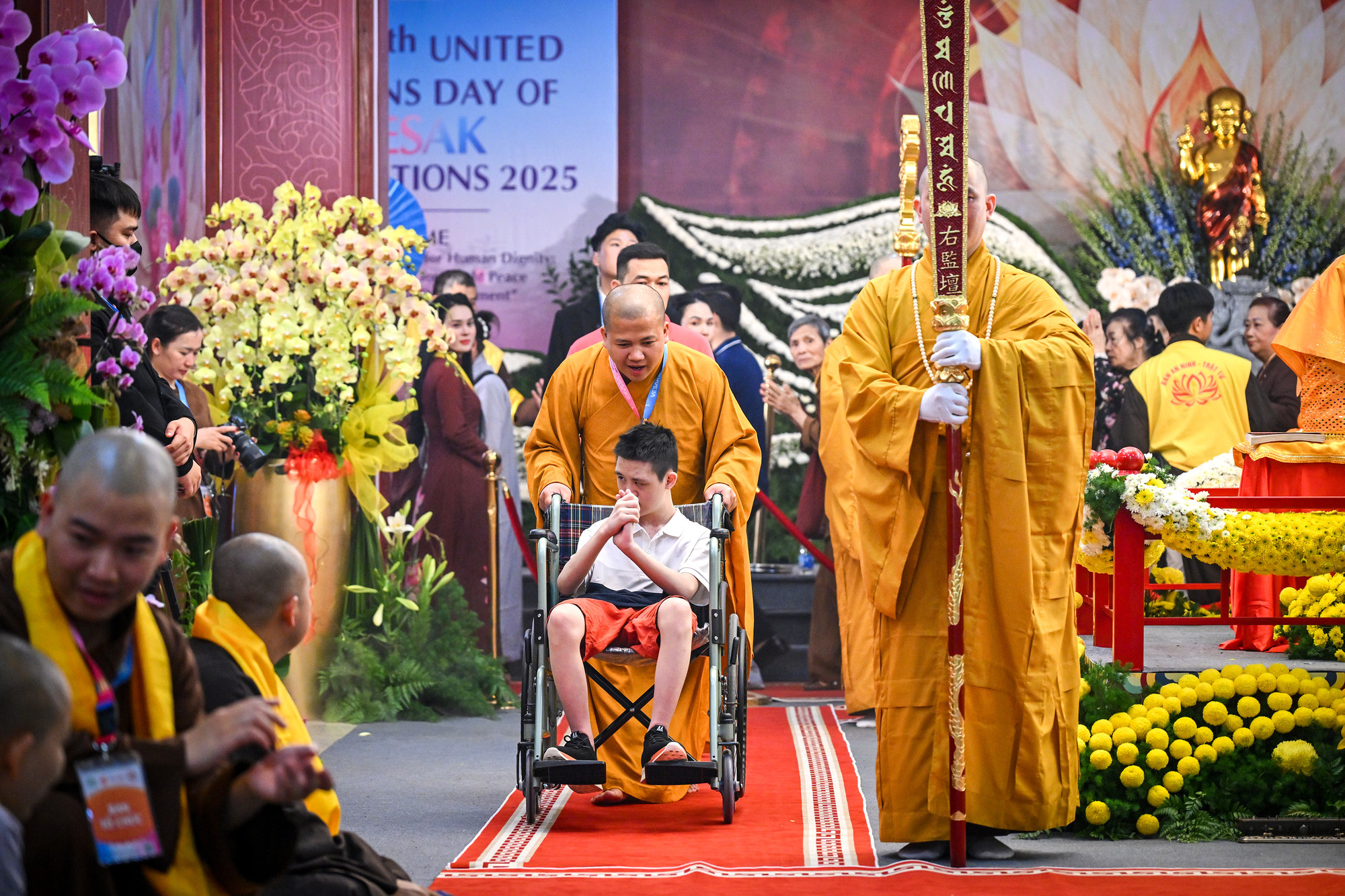 Những Phật tử gặp hoàn cảnh khó khăn cũng đến chiêm bái mong cầu cho bản thân và gia đình an lành, hạnh phúc.