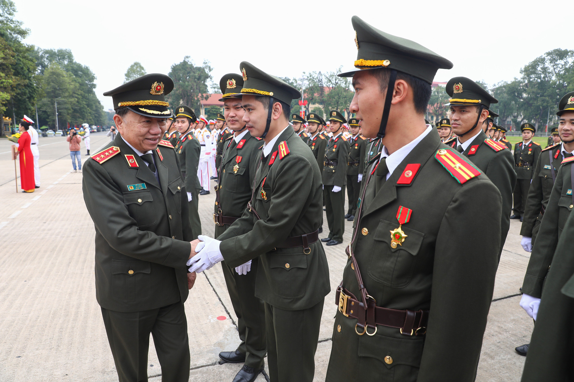 Đại tướng Tô Lâm, Bộ trưởng Công an chúc mừng đại diện các đoàn tham gia hội thao. Đại tướng Tô Lâm, Bộ trưởng Công an chúc mừng đại diện các đoàn tham gia hội thao.