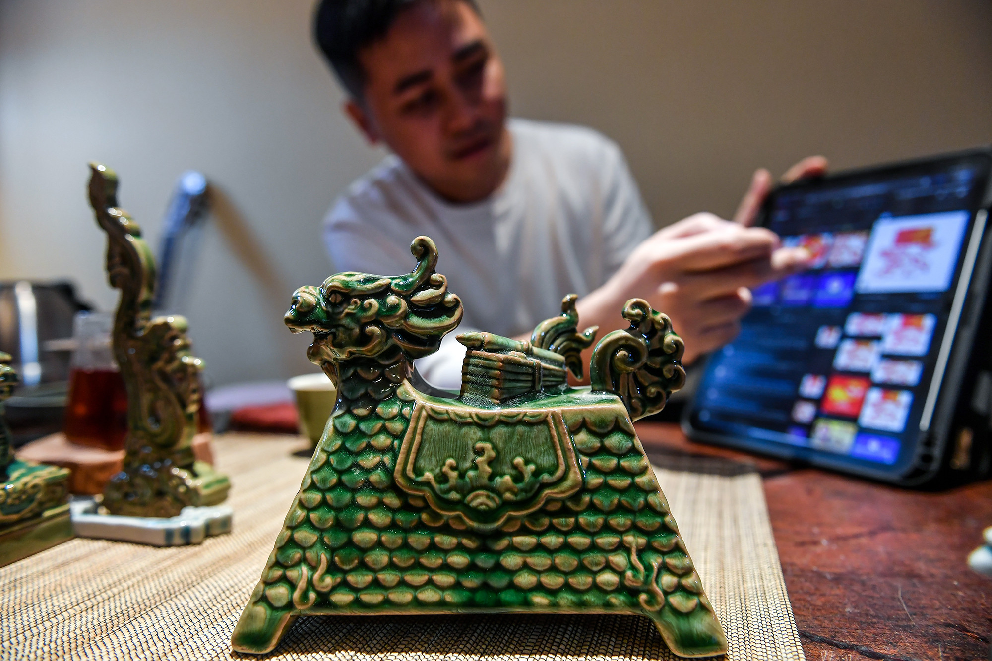 Trần Anh Tú là một đại diện cho thế hệ những nghệ nhân trẻ tại làng gốm cổ Bát Tràng. Say mê văn hoá cổ, nhiều năm qua, anh đã miệt mài sáng tạo nên nhiều tác phẩm độc đáo. Năm nay, nhân dịp Tết Giáp Thìn, Tú cho ra mắt sản phẩm gốm: Long mã cõng hà đồ.