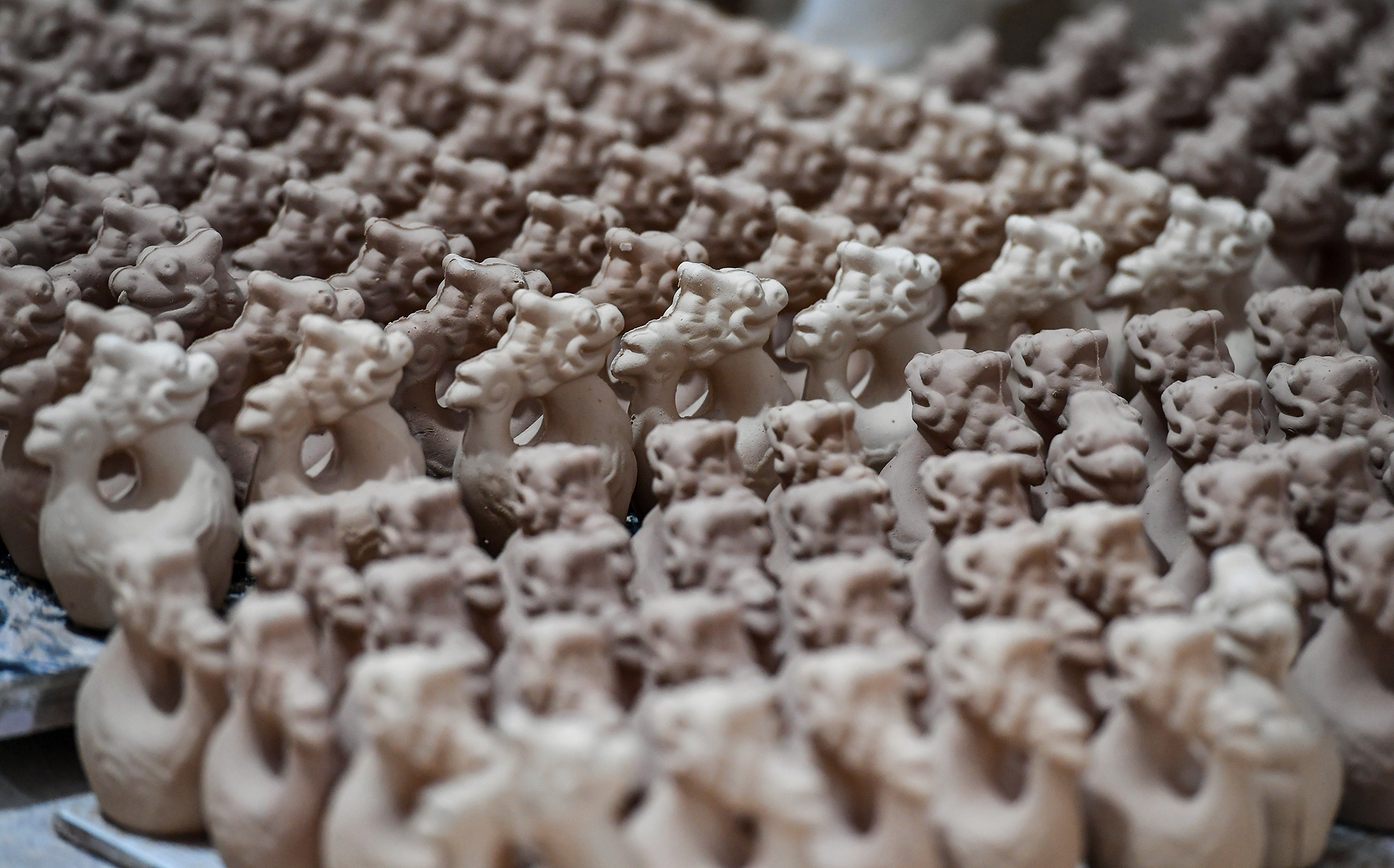 Sau khi ra khuôn, các mẫu vật đợi đến giờ... lên màu.