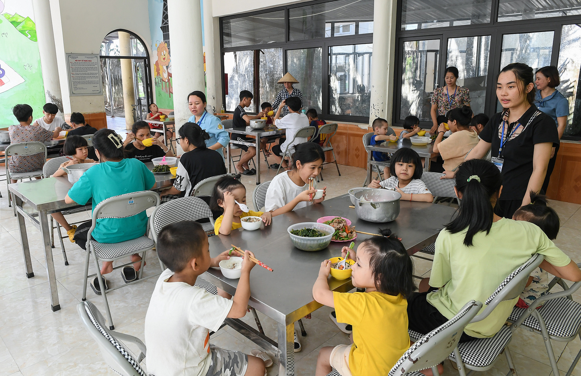 Bữa ăn trưa đầm ấm tại trung tâm.