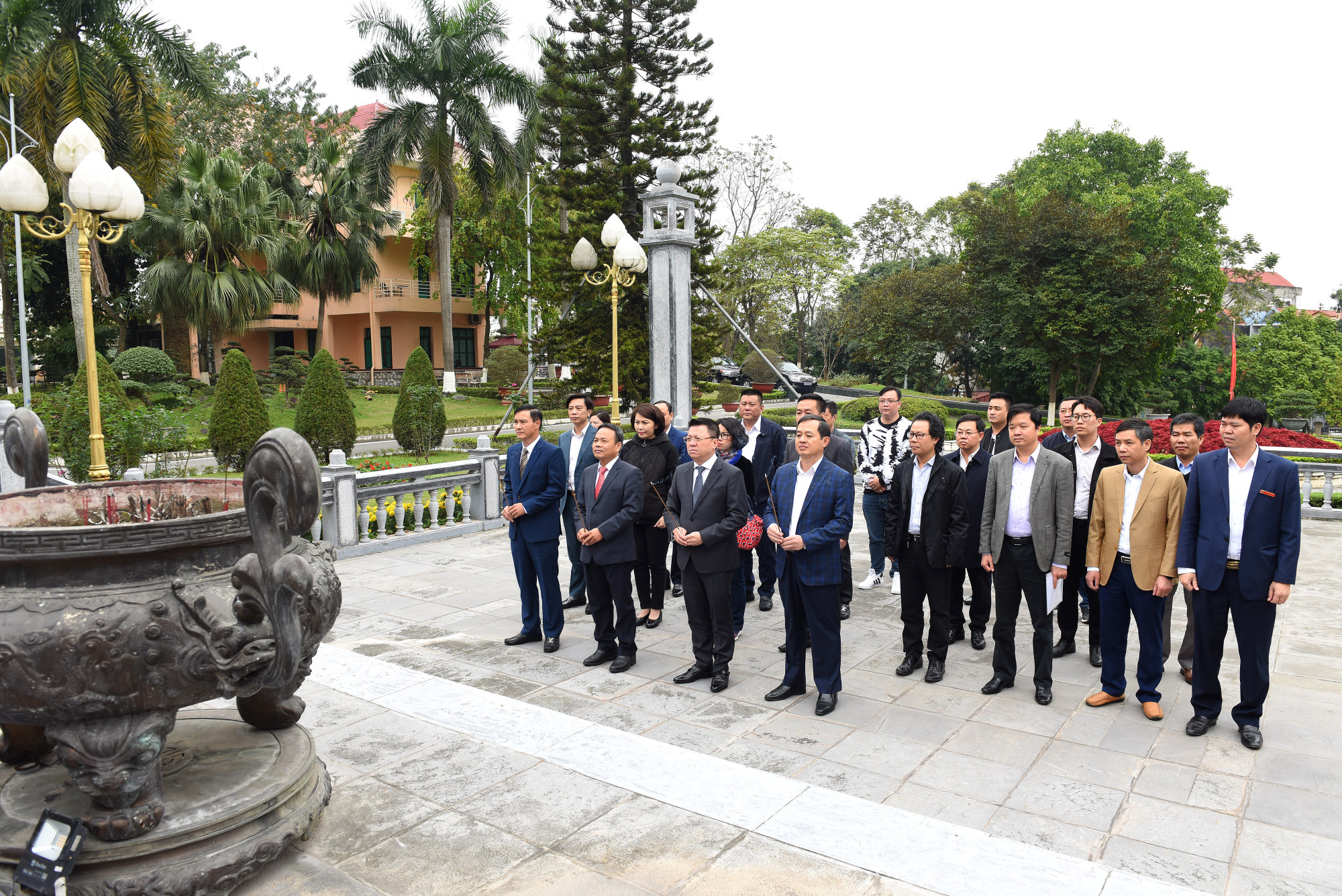 Trước đó, đồng chí Lê Quốc Minh và Đoàn công tác của Báo Nhân Dân đã dâng hương tưởng niệm Chủ tịch Hồ Chí Minh tại Nhà truyền thống trong khuôn viên Tỉnh ủy Thái Nguyên.