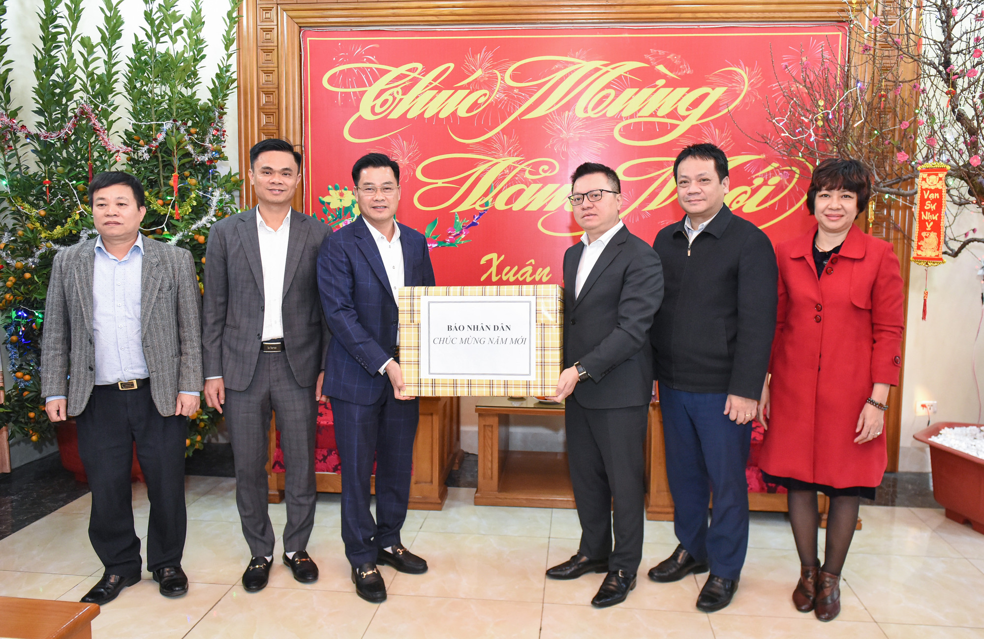 Đồng chí Lê Quốc Minh, Tổng Biên tập Báo Nhân Dân tặng quà Tết của Báo Nhân Dân đến cán bộ, chiến sĩ Sư đoàn 325. Đồng chí Lê Quốc Minh, Tổng Biên tập Báo Nhân Dân tặng quà Tết của Báo Nhân Dân đến cán bộ, chiến sĩ Sư đoàn 325.