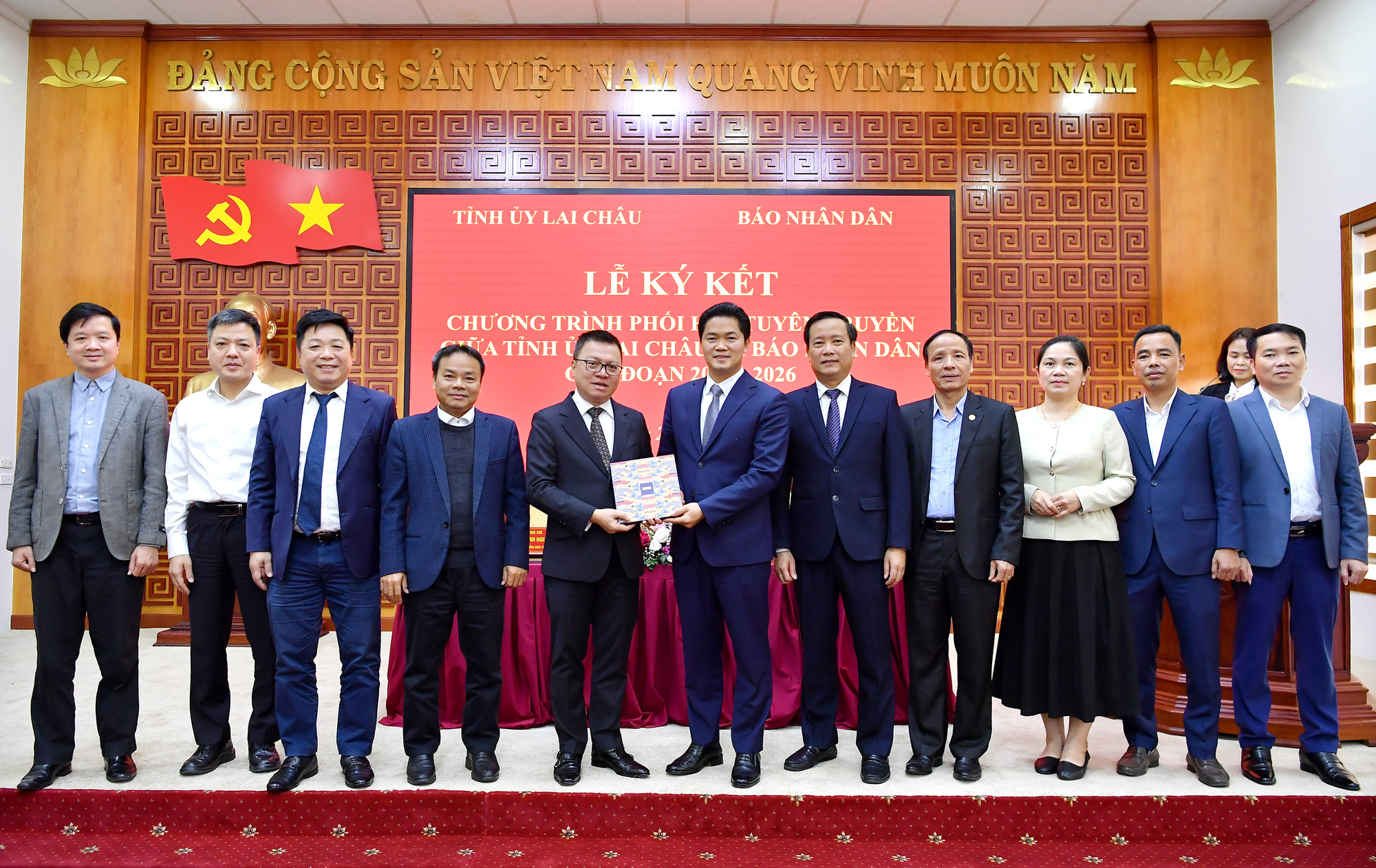 Đồng chí Lê Quốc Minh, Tổng Biên tập Báo Nhân Dân tặng quà lưu niệm cho Thường trực Tỉnh ủy Lai Châu. Đồng chí Lê Quốc Minh, Tổng Biên tập Báo Nhân Dân tặng quà lưu niệm cho Thường trực Tỉnh ủy Lai Châu.