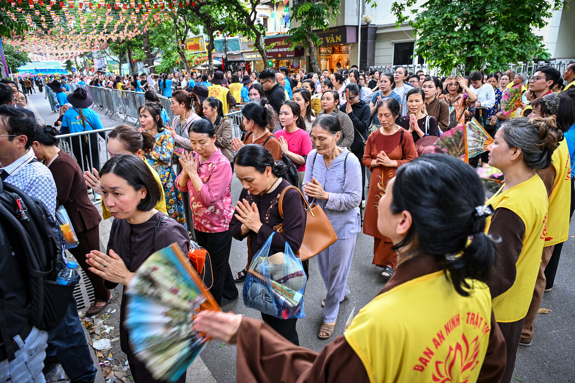 Dòng người xếp hàng nối dài từ Cung Văn hóa Lao động Hữu nghị Việt Xô đến khu vực trưng bày xá lợi.