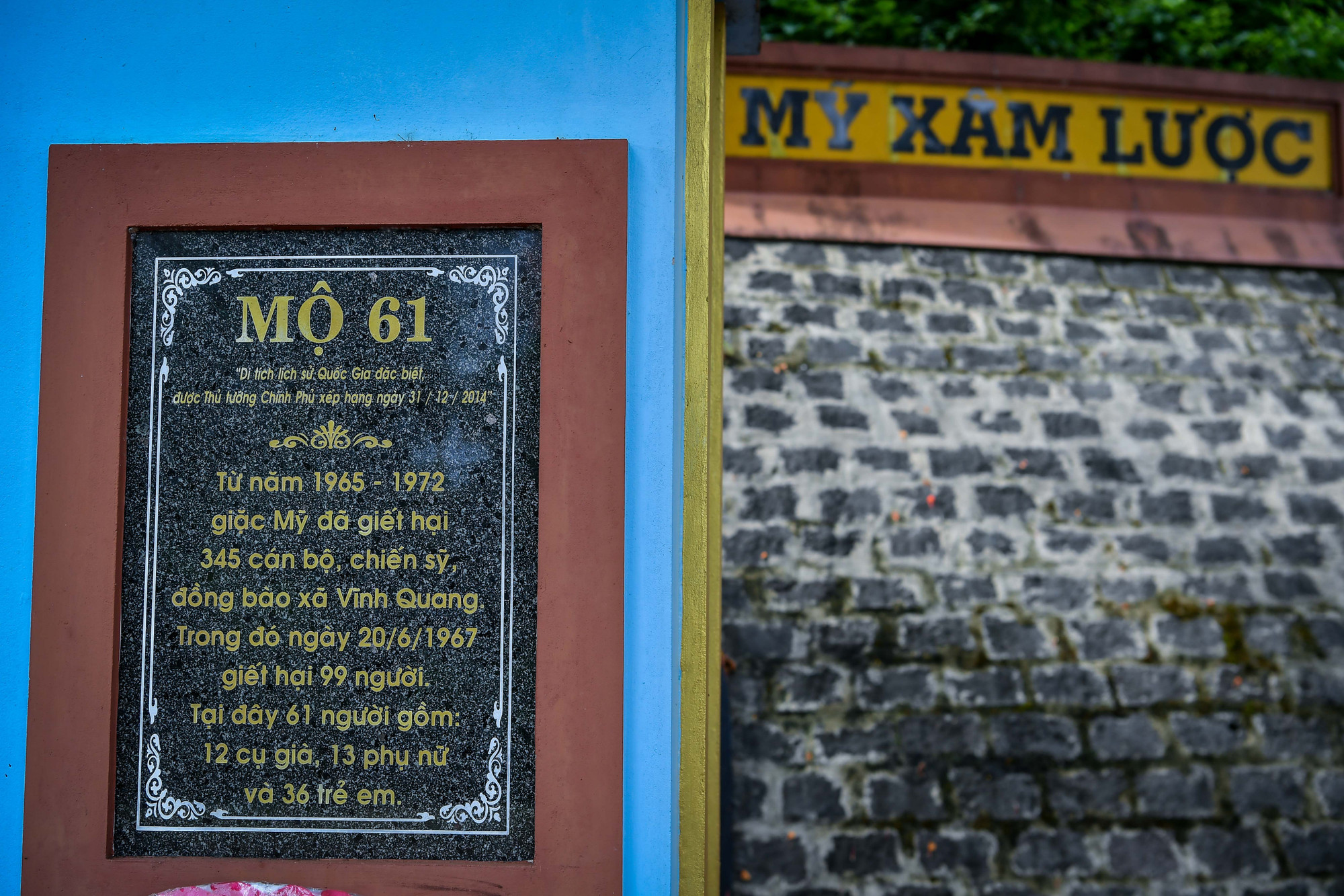 Tại đây, ngày 20/6/1967, giặc Mỹ đã ném bom giết hại 61 đồng bào Vĩnh Quang, trong đó có 12 cụ già, 13 phụ nữ (có 3 phụ nữ đang mang thai), 36 cháu nhỏ.