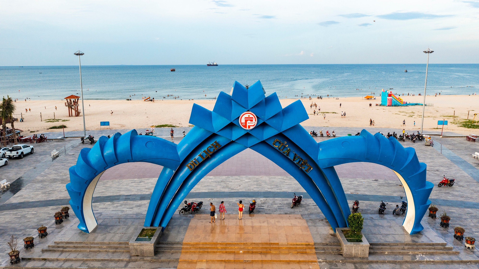 Đến bãi tắm Cửa Việt bạn sẽ được ngắm nhìn cảnh mặt nước trong xanh hòa vào làn mây trời, song song biển là bãi cát trắng phau chạy dài tít tắp như một dải lụa trắng vắt ngang bãi biển.