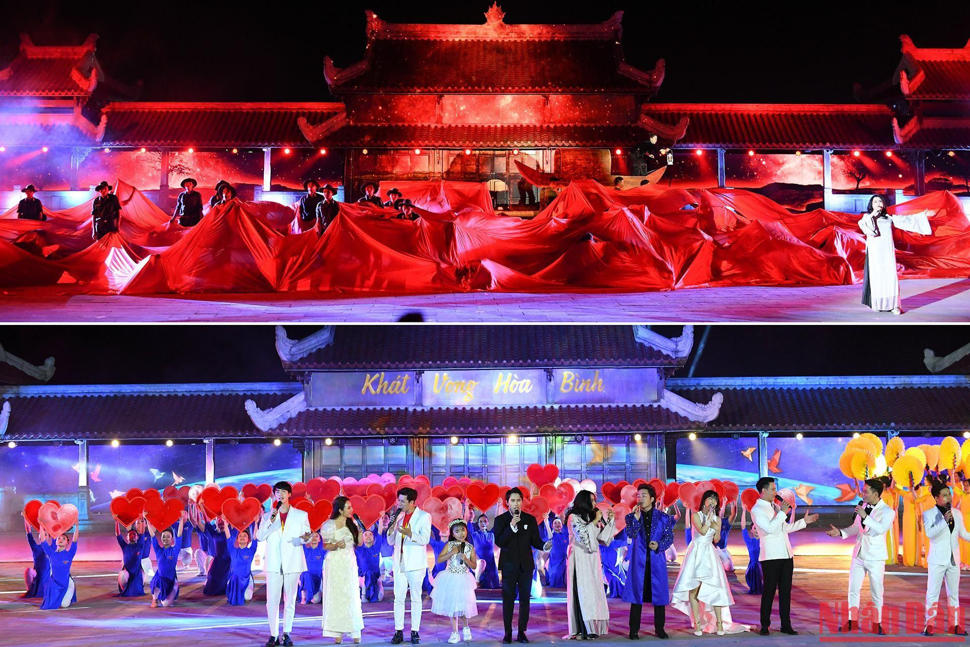 Chương trình diễn ra với 3 chương chính gồm: Máu và hoa; Máu và hòa bình; Khúc thanh ca.