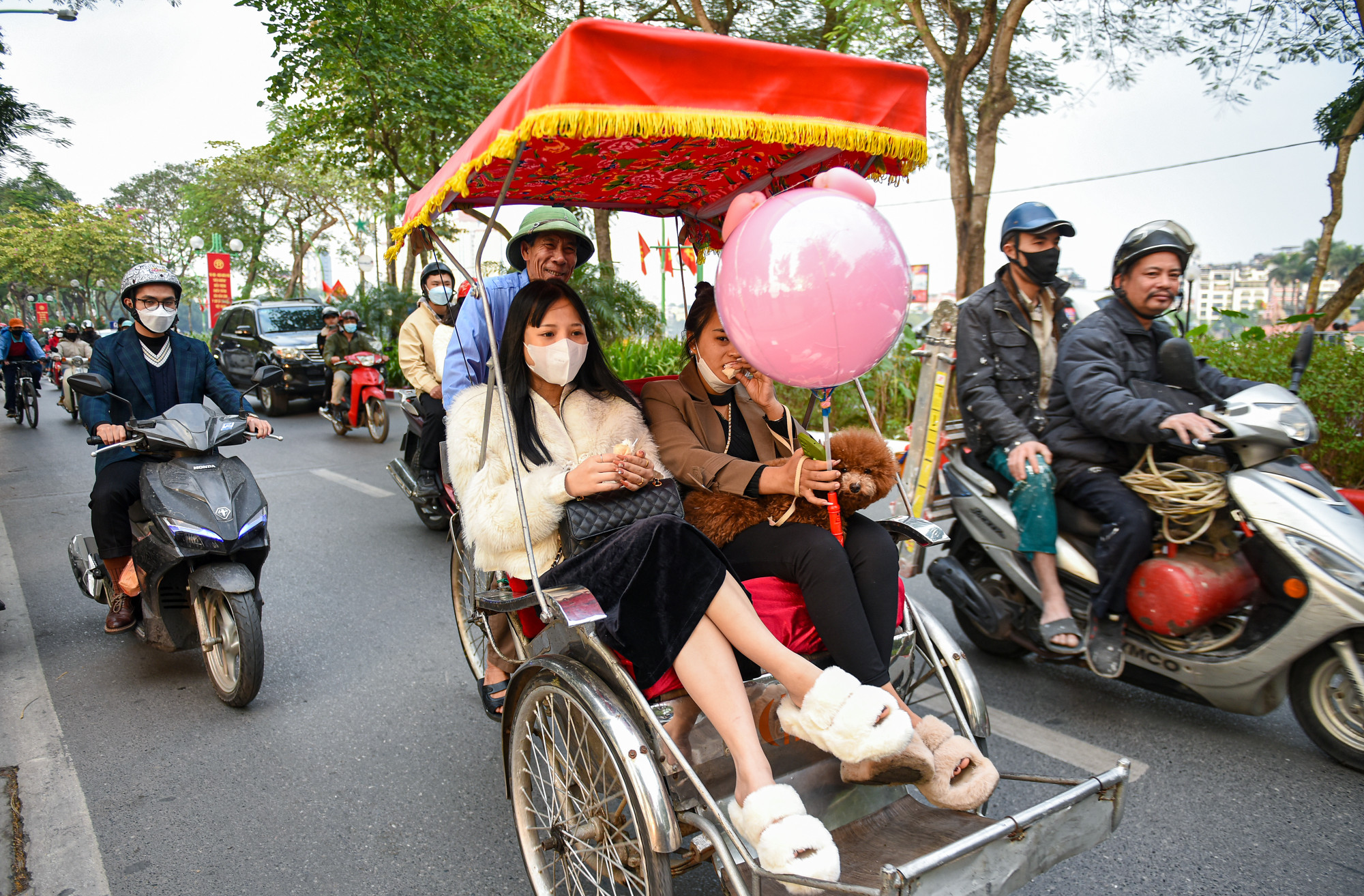 Du lịch quanh Hà Nội bằng xích lô dưới ánh chiều tà cũng là 1 trải nghiệm thú vị trong những ngày này. (Ảnh: THÀNH ĐẠT)