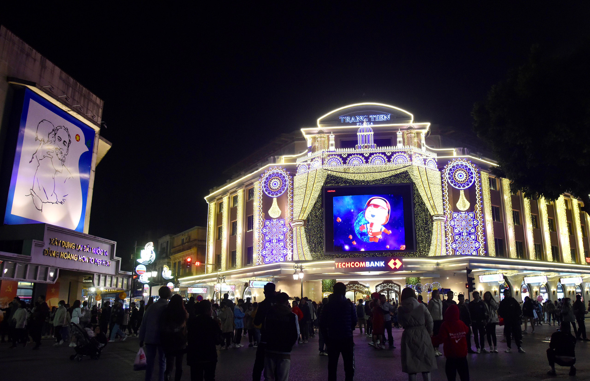 Hàng nghìn người, trong đó chủ yếu là giới trẻ, đổ về khu vực quanh hồ Hoàn Kiếm từ chiều tối để xếp hàng xem chương trình nhạc hội. (Ảnh: TRẦN HẢI)