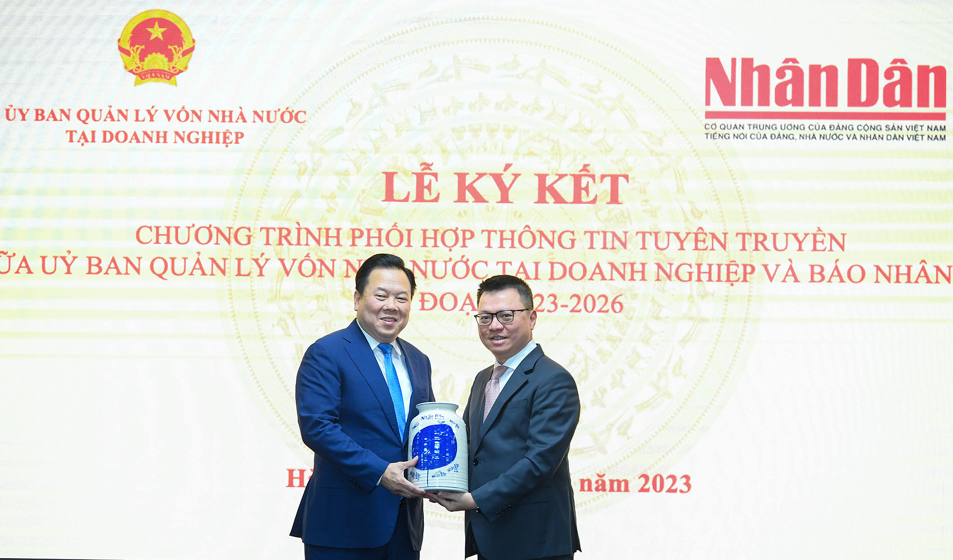 Tổng Biên tập Báo Nhân Dân Lê Quốc Minh trao quà lưu niệm cho Ủy ban Quản lý vốn nhà nước tại doanh nghiệp.