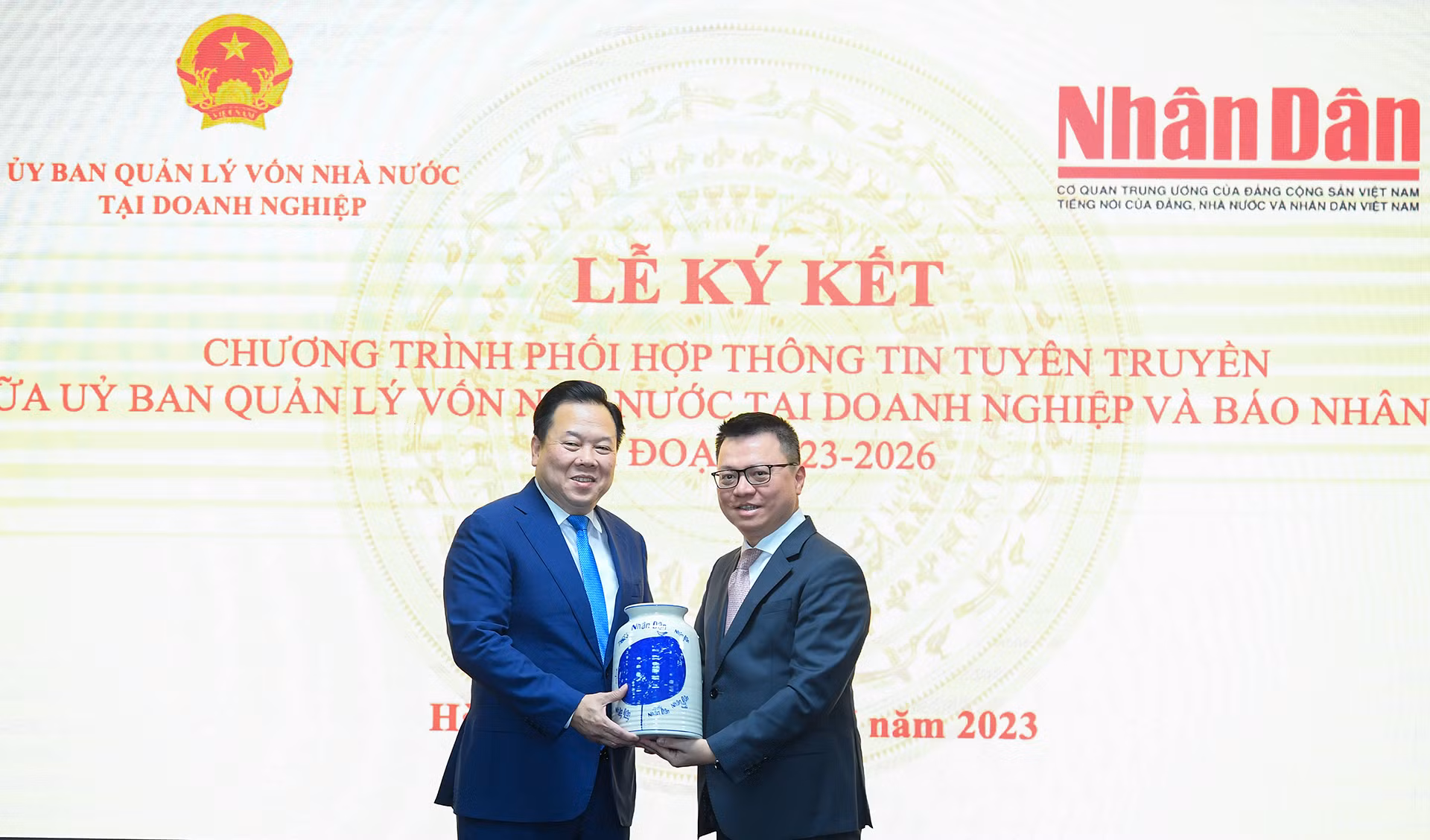 Tổng Biên tập Báo Nhân Dân Lê Quốc Minh trao quà lưu niệm cho Ủy ban Quản lý vốn nhà nước tại doanh nghiệp.