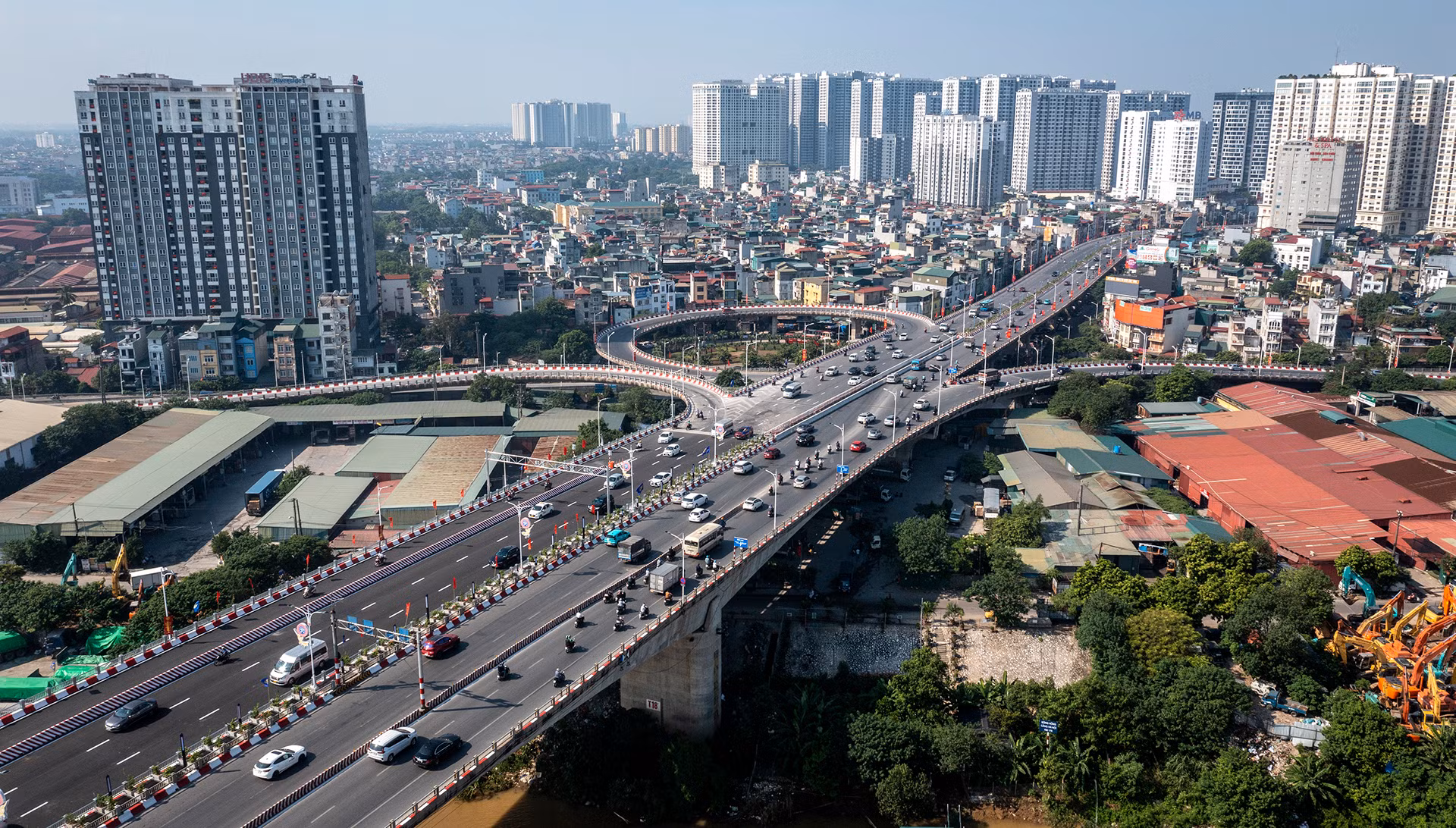 [Ảnh] Giao thông cầu Vĩnh Tuy 2 "dễ thở" sau ngày khánh thành