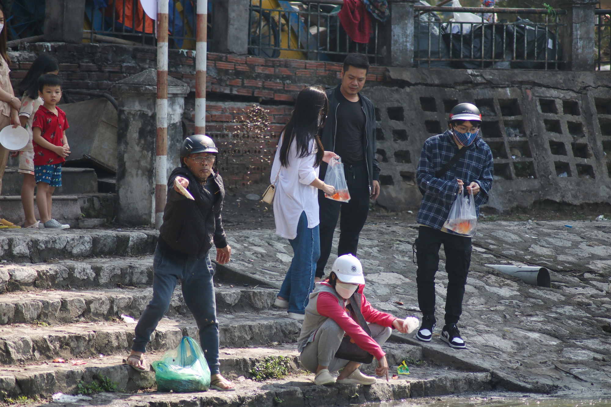 Người dân nô nức thả cá chép tiễn ông Công, ông Táo về trời sáng 14/1 tại hồ Hoàng Cầu.