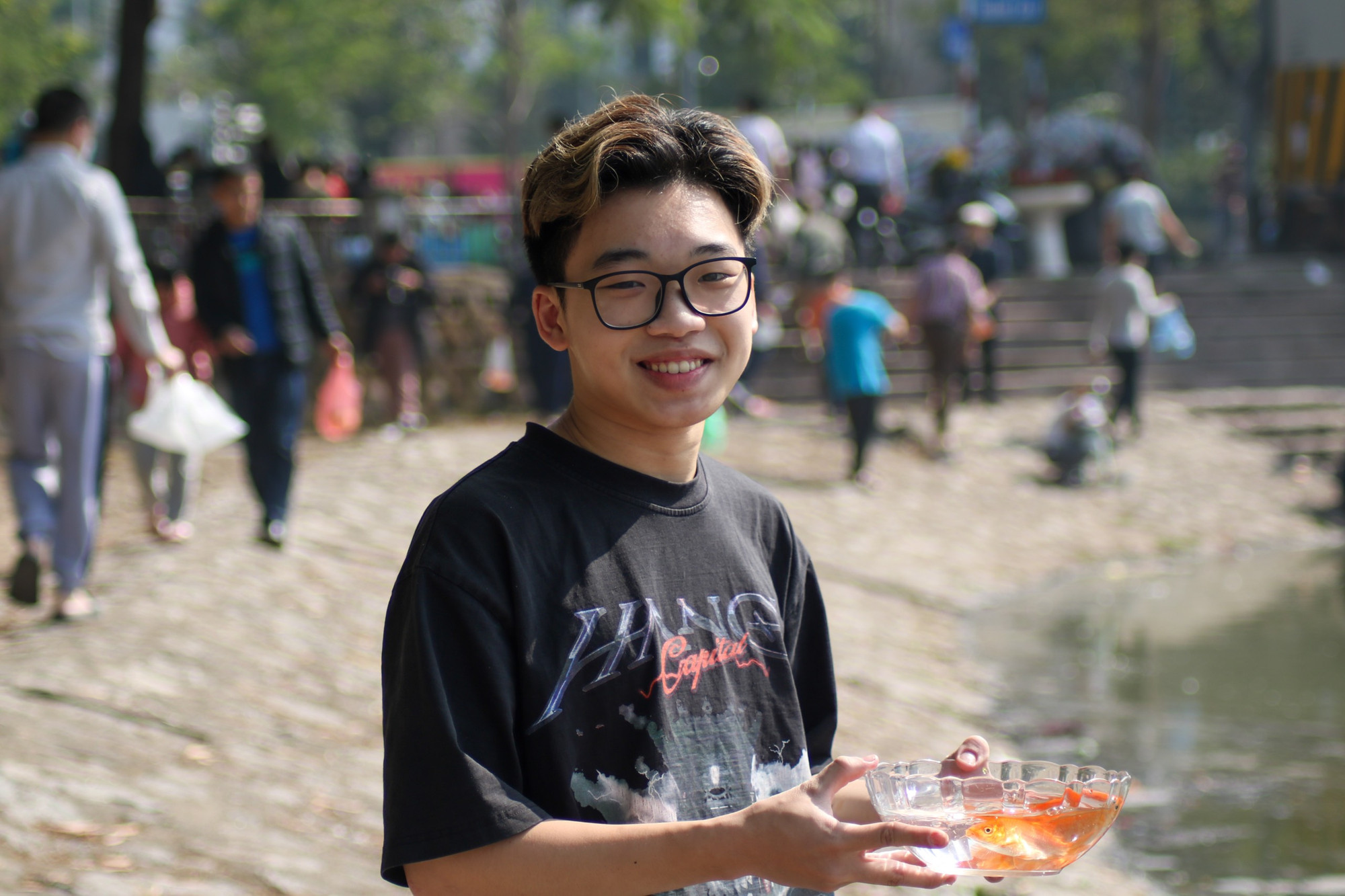 Bạn Đình Nguyên (Thanh Xuân) chia sẻ: "Đây là năm đầu tiên em đi phóng sinh cá. Năm ngoái em thấy tình trạng túi nilon, rác thải vứt bừa bãi sau khi mọi người thả cá, vì vậy năm nay em dùng bát để thả cá với mong muốn bảo vệ môi trường”.