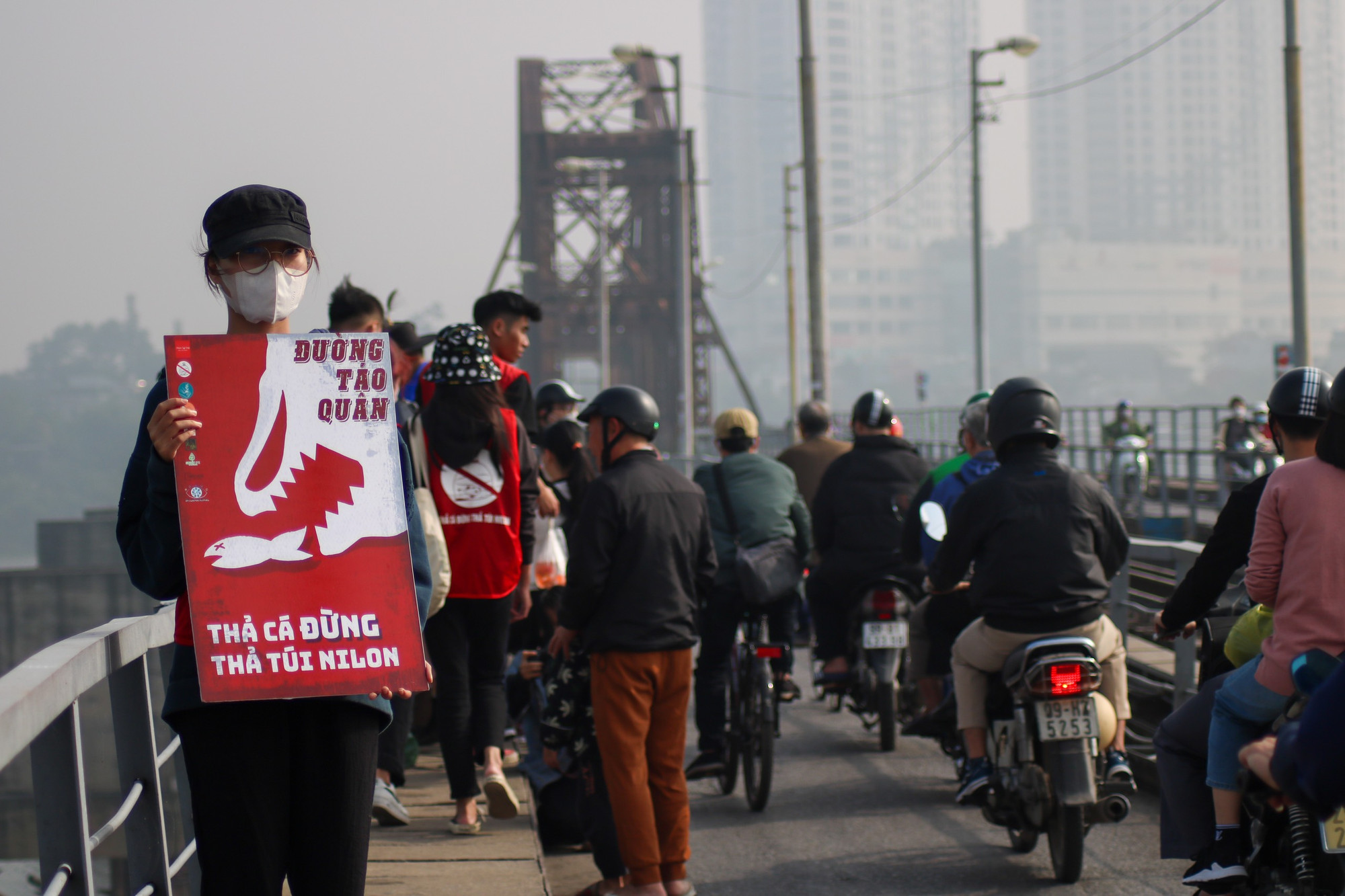 Ở cầu Long Biên, nhiều tình nguyện viên đã có mặt từ sớm giúp người dân thả cá an toàn cùng khẩu hiệu "Thả cá đừng thả túi nilon". Hoạt động ý nghĩa này đã duy trì nhiều năm qua.