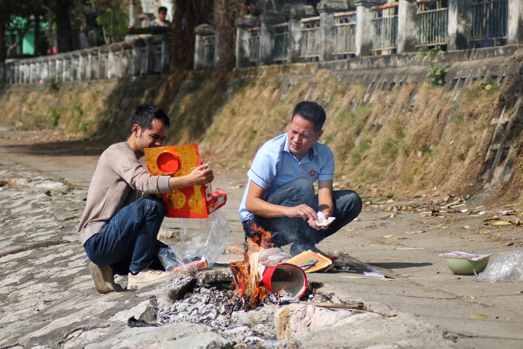 Nhiều người còn tranh thủ mang vàng mã ra hóa tại đây.