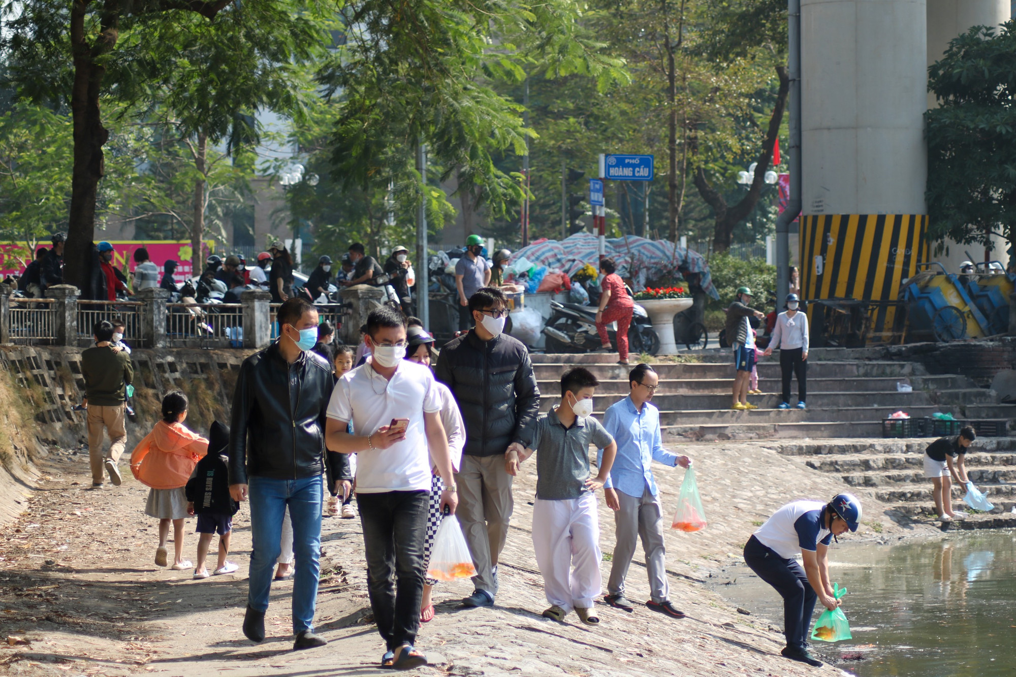 Tại Hồ Hoàng Cầu rất đông người dân đến thả cá chép.