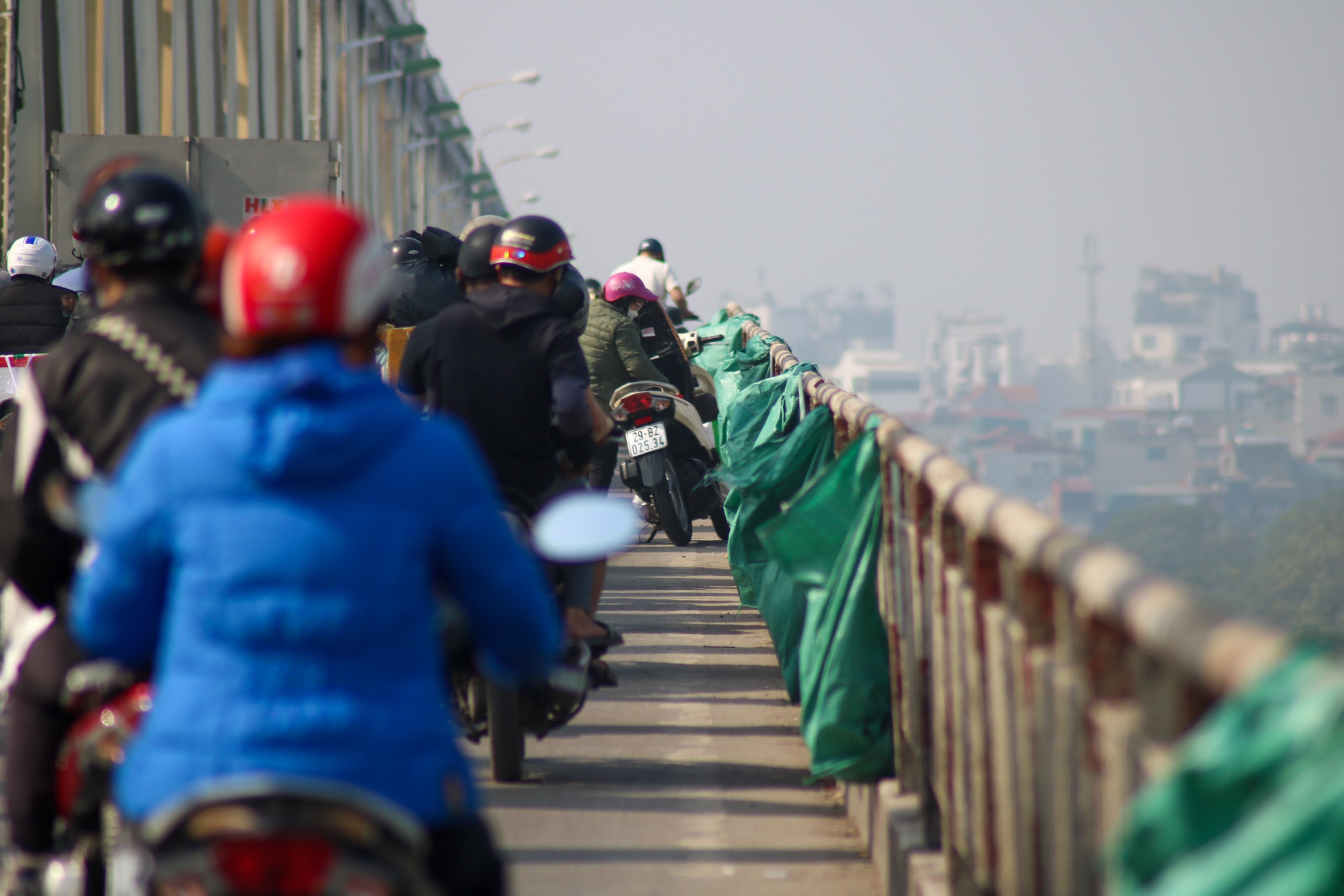 Tại khu vực cầu Chương Dương, các nhóm tình nguyện viên đã treo sẵn những chiếc túi đựng rác để người dân có thể vứt bỏ túi nilon sau khi phóng sinh cá.