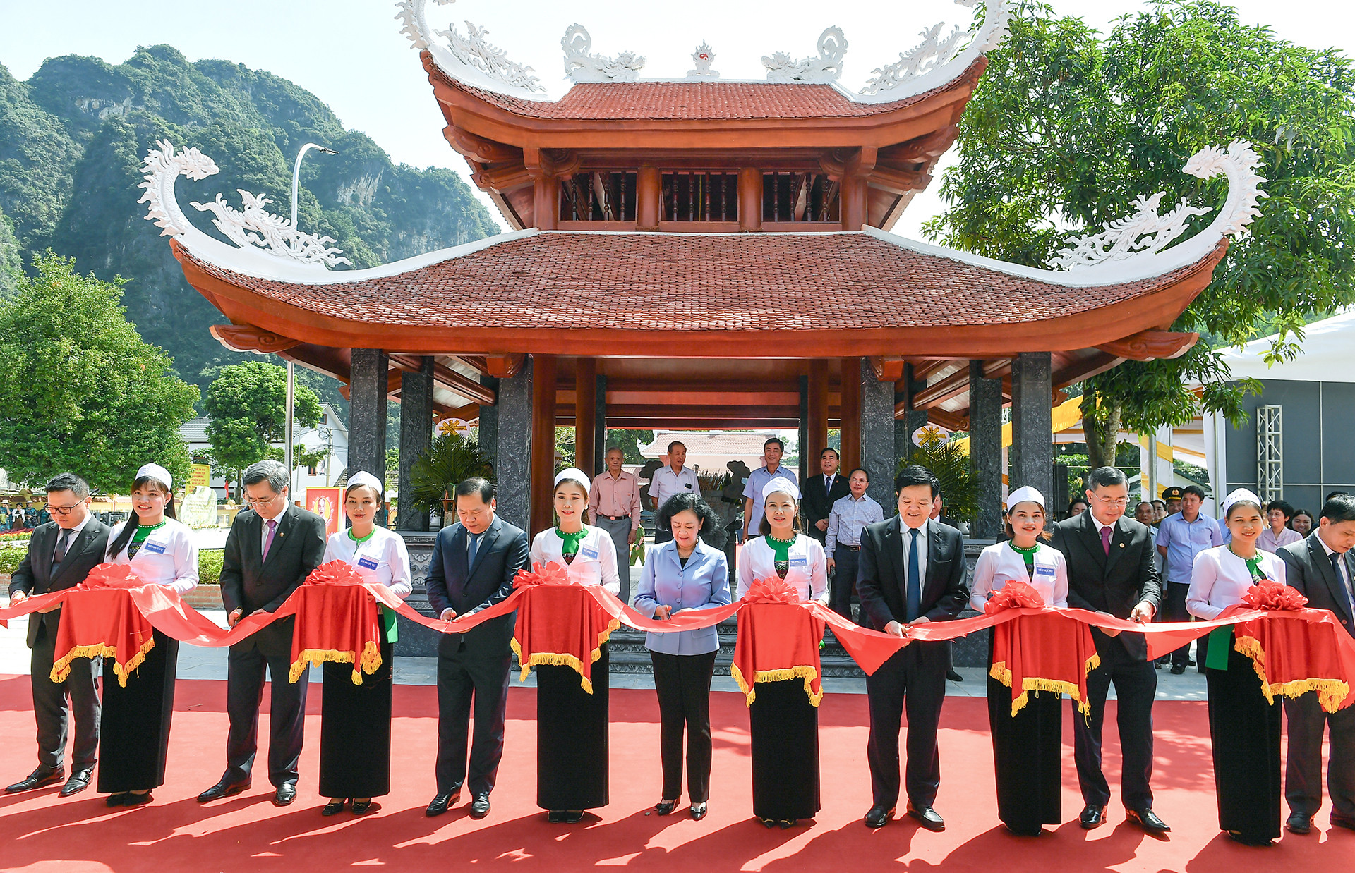 Các đồng chí lãnh đạo cắt băng khánh thành công trình Di tích Bác Hồ về thăm Tập đoàn sản xuất Chí Hòa. Các đồng chí lãnh đạo cắt băng khánh thành công trình Di tích Bác Hồ về thăm Tập đoàn sản xuất Chí Hòa.