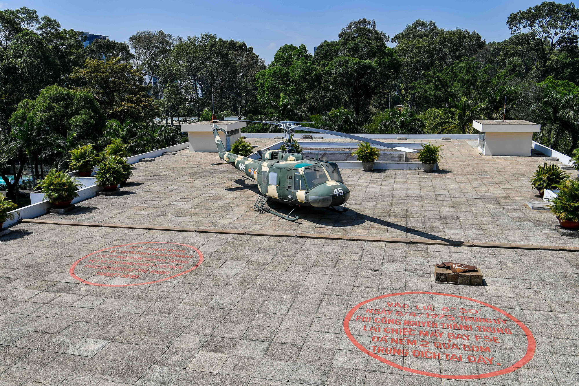 Ngày 8/4/1975, phi công Nguyễn Thành Trung điều khiển chiếc F-5E xuất phát từ Biên Hòa, ném bom xuống Dinh Độc Lập. Vụ tấn công chỉ gây hư hại nhẹ, trong đó một quả bom rơi trúng mục tiêu trên mái nhưng chỉ phát nổ phần đầu, gây sụt lún một phần diện tích mái. Dấu vết của vụ ném bom được ban quản lý di tích giữ nguyên và đánh dấu để du khách có thể hình dung rõ hơn về sự kiện.