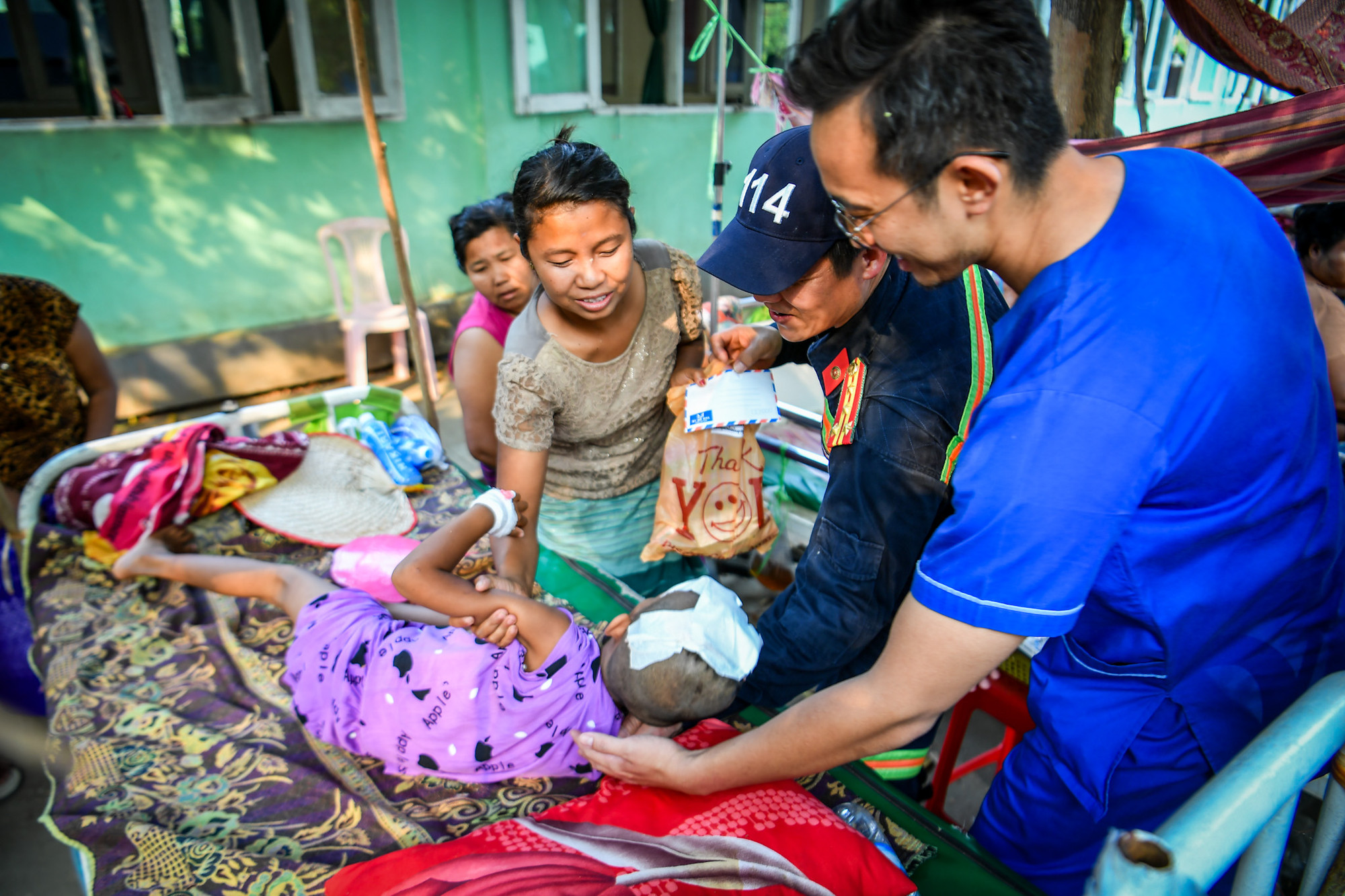 [Ảnh] Đoàn cứu nạn, cứu hộ Việt Nam chia sẻ nỗi mất mát với người dân vùng động đất Myanmar ảnh 7