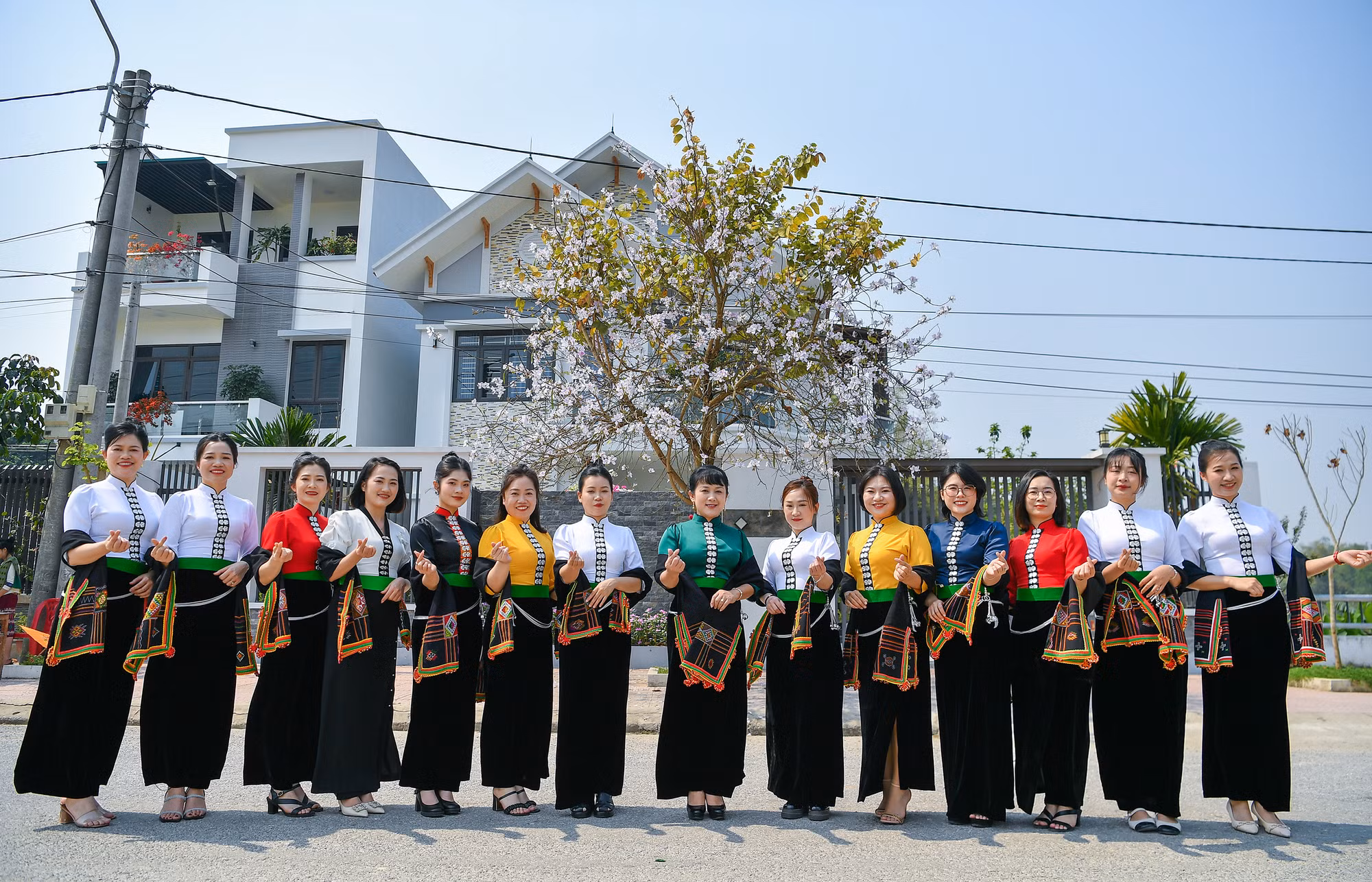 [Ảnh] Thiếu nữ Tây Bắc khoe sắc cùng hoa ban Điện Biên những ngày tháng 3 ảnh 14