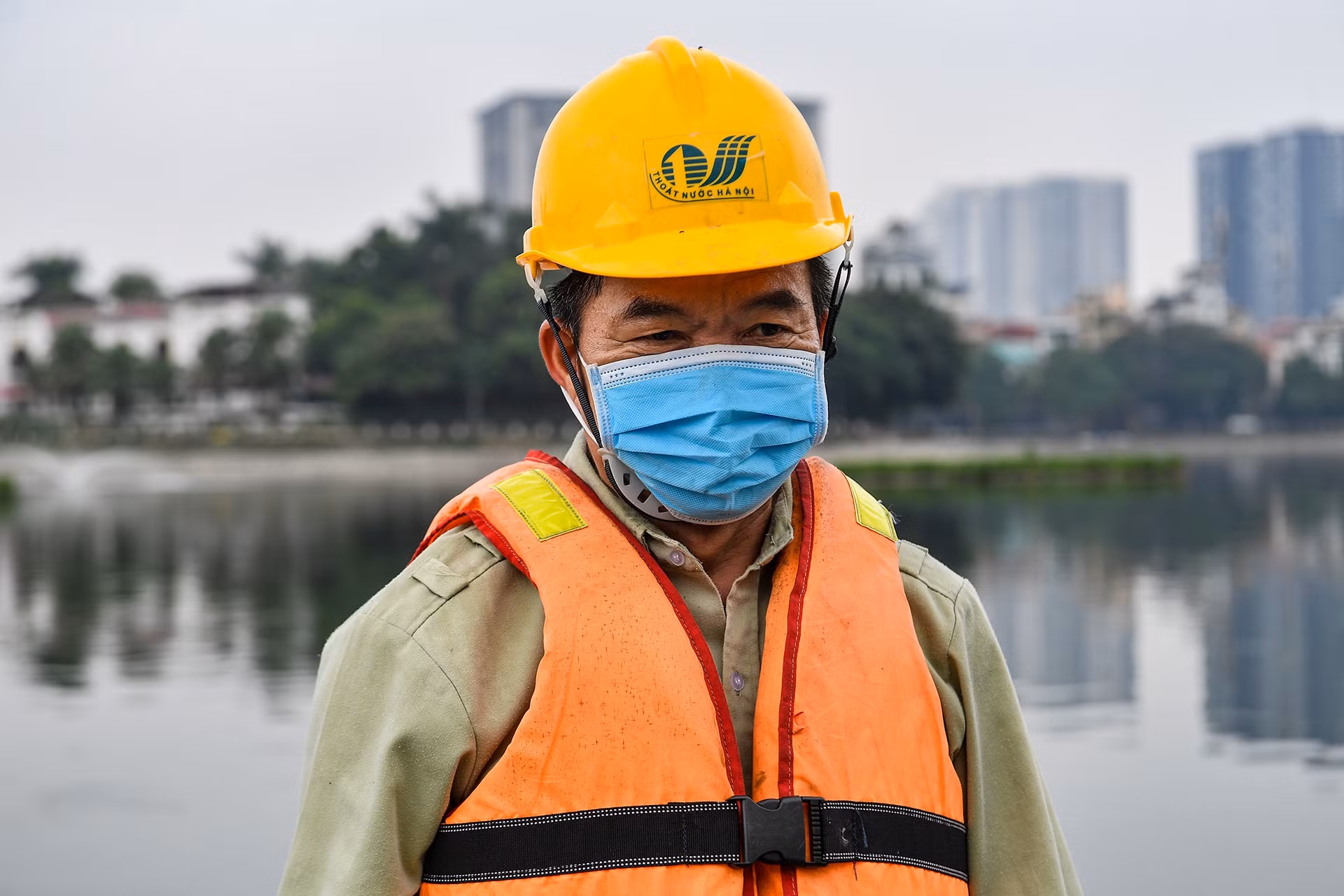 [Ảnh] Thầm lặng giữ sạch những "lá phổi xanh" của Hà Nội ảnh 13